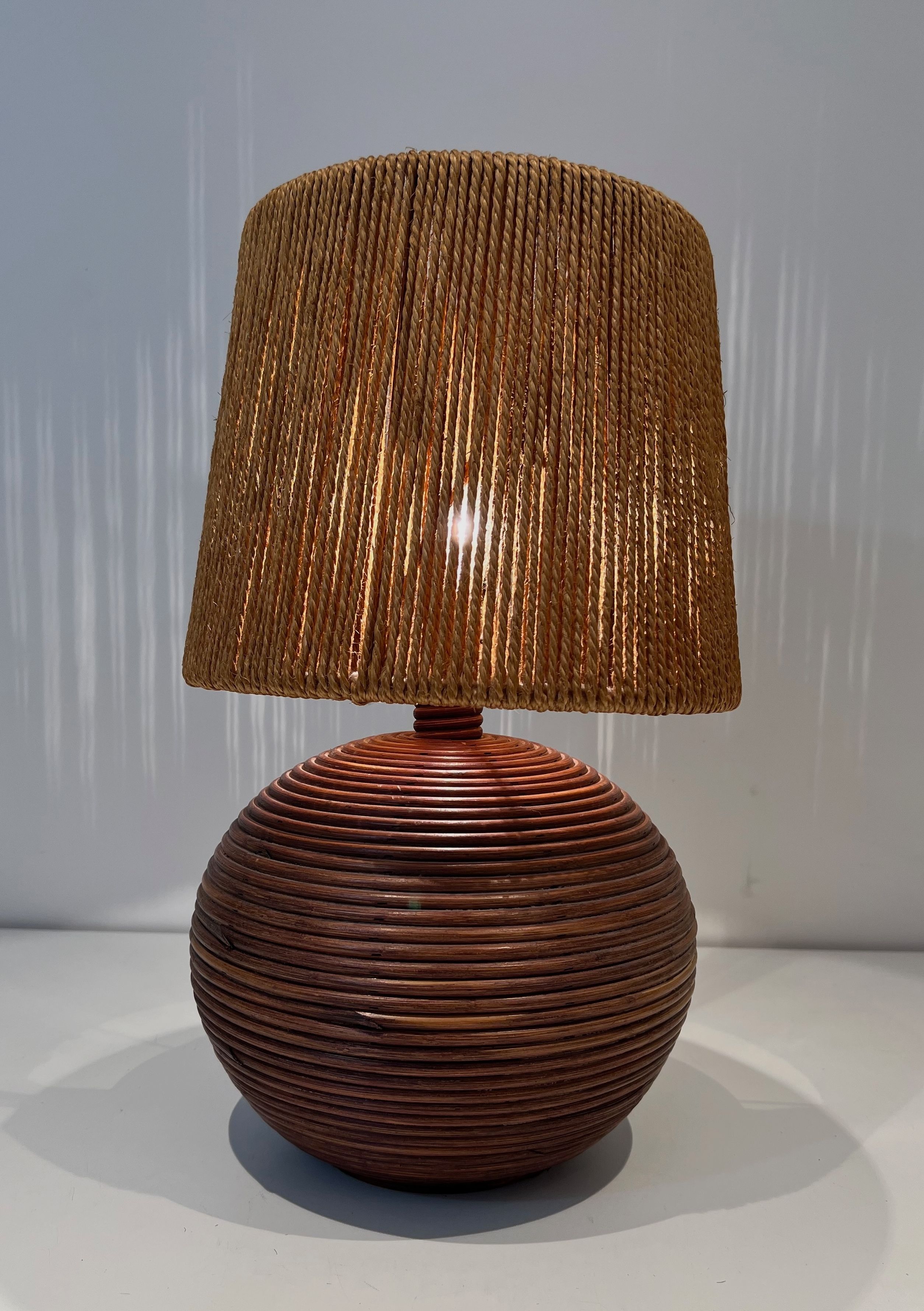 Lampe  Ronde en Rotin à Abat-Jour en Corde dans le goût d'Adrien Adoux et Frida Minet. Vers 1970