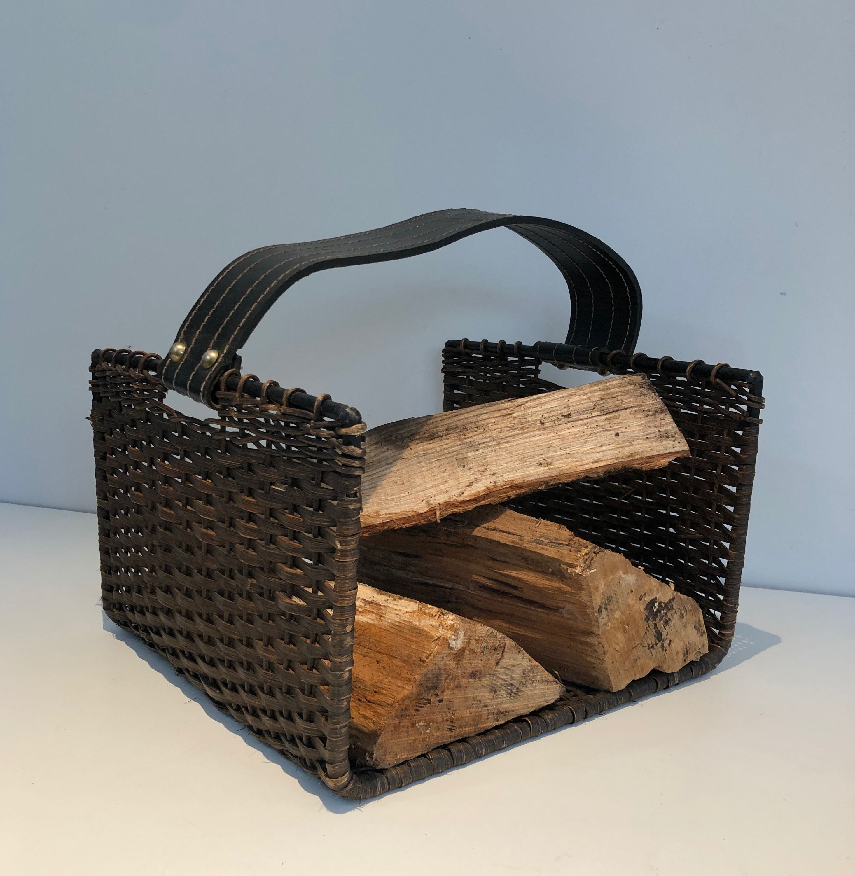 Porte-Bûches en Métal Laqué Noir, Rotin et Cuir