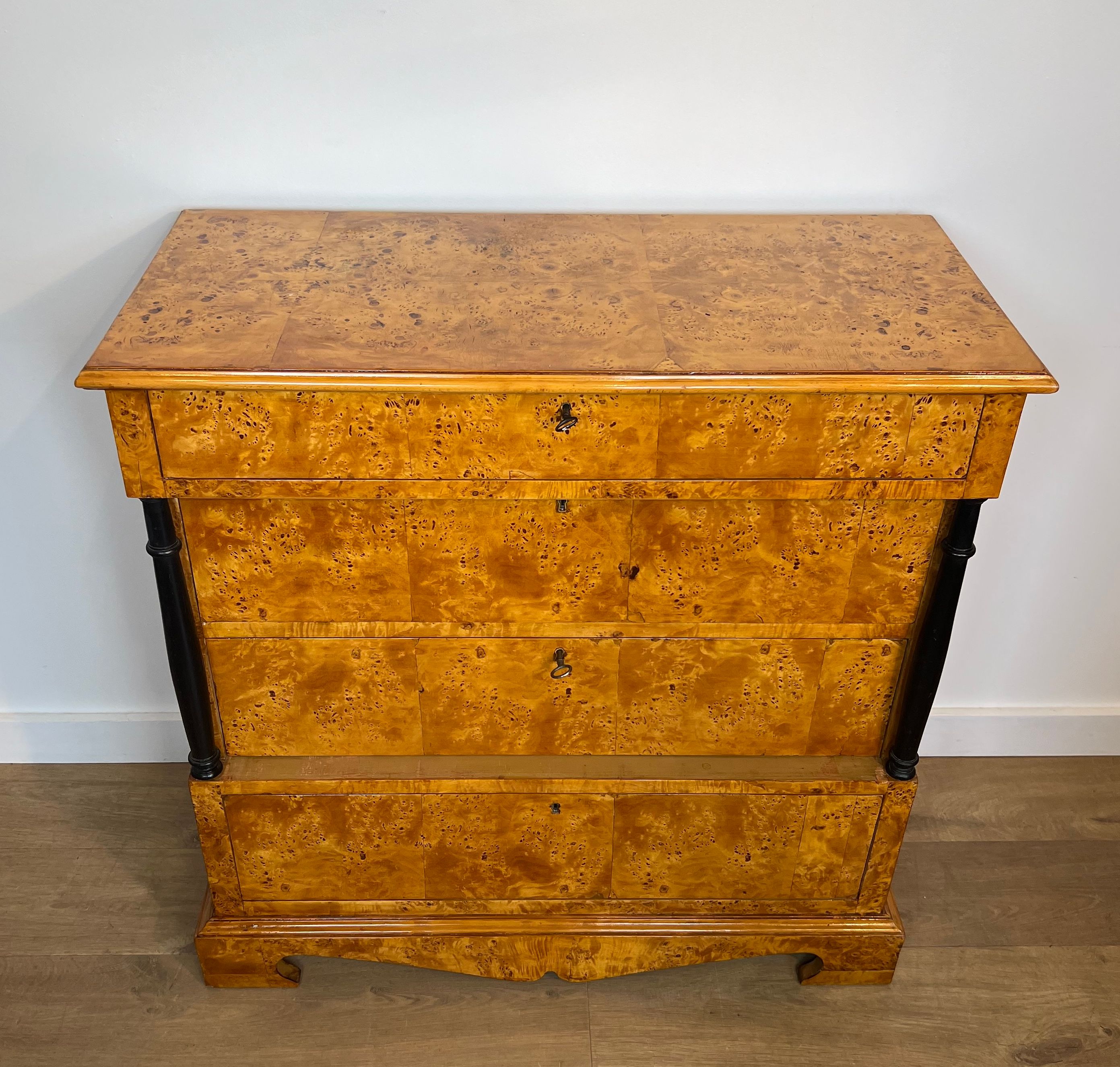 Petite Commode de Style Biedermeier à Quatre Tiroirs en Erable Moucheté