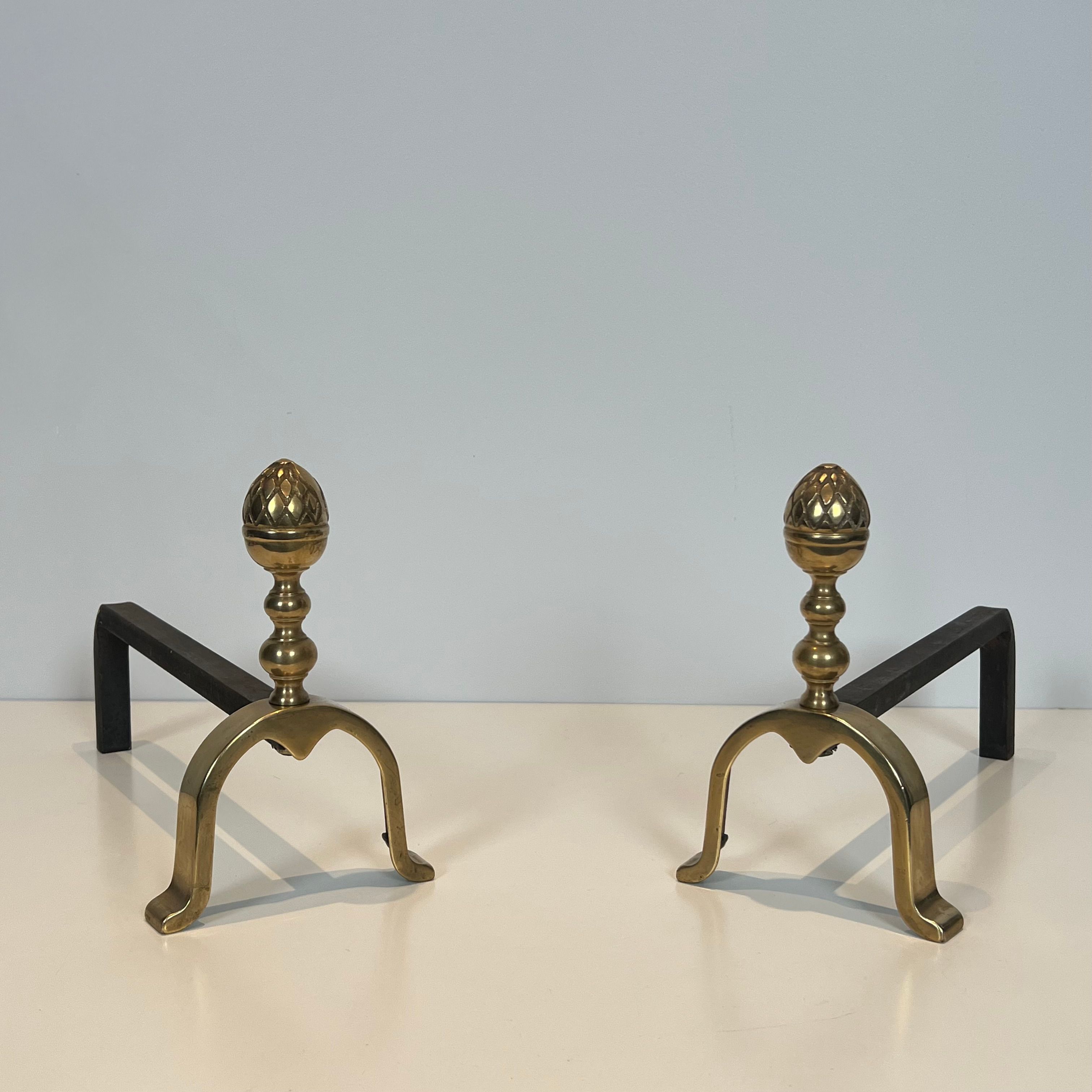 Paire de Chenets de Style Néoclassique en Laiton Aux Pommes de Pin