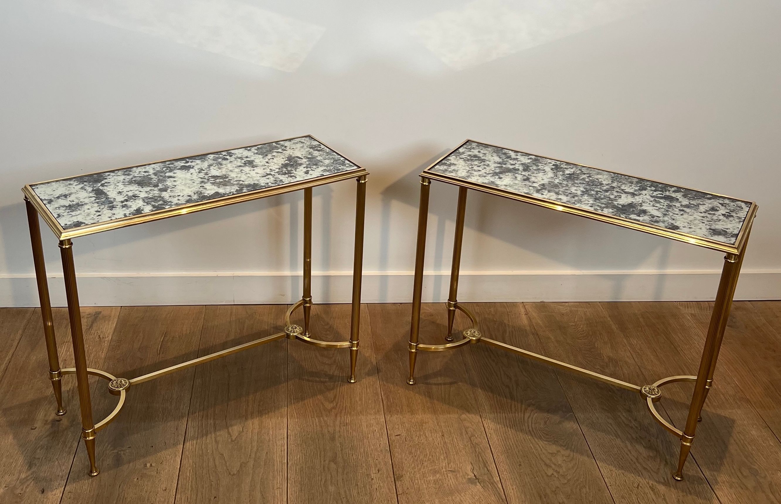 Paire de Bouts de Canapé en Laiton à Plateaux de Miroirs Antiques de la Maison Baguès