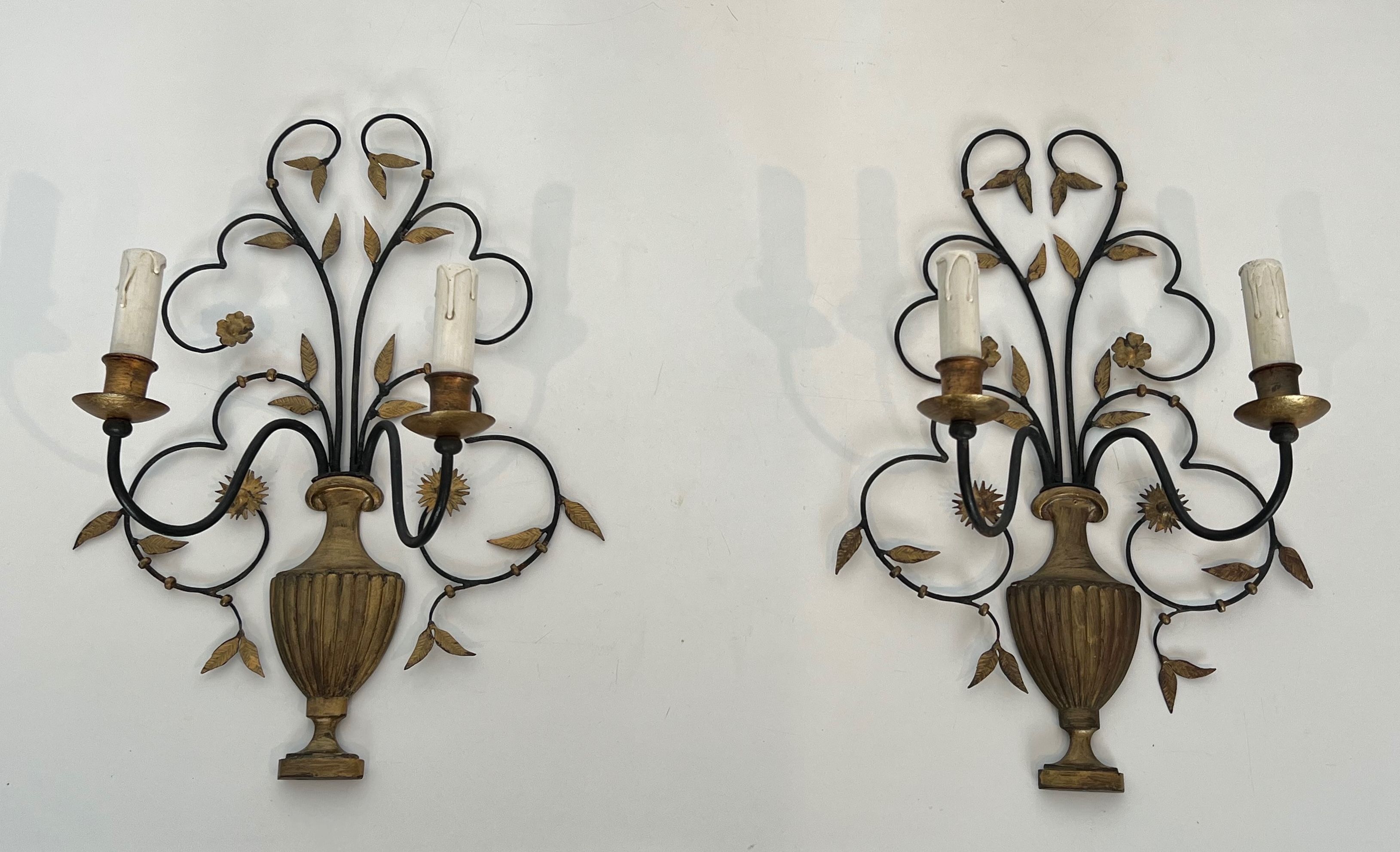 Paire de Grandes Appliques Décoratives en Fer Forgé et Doré Représentant un Bouquet de Fleurs