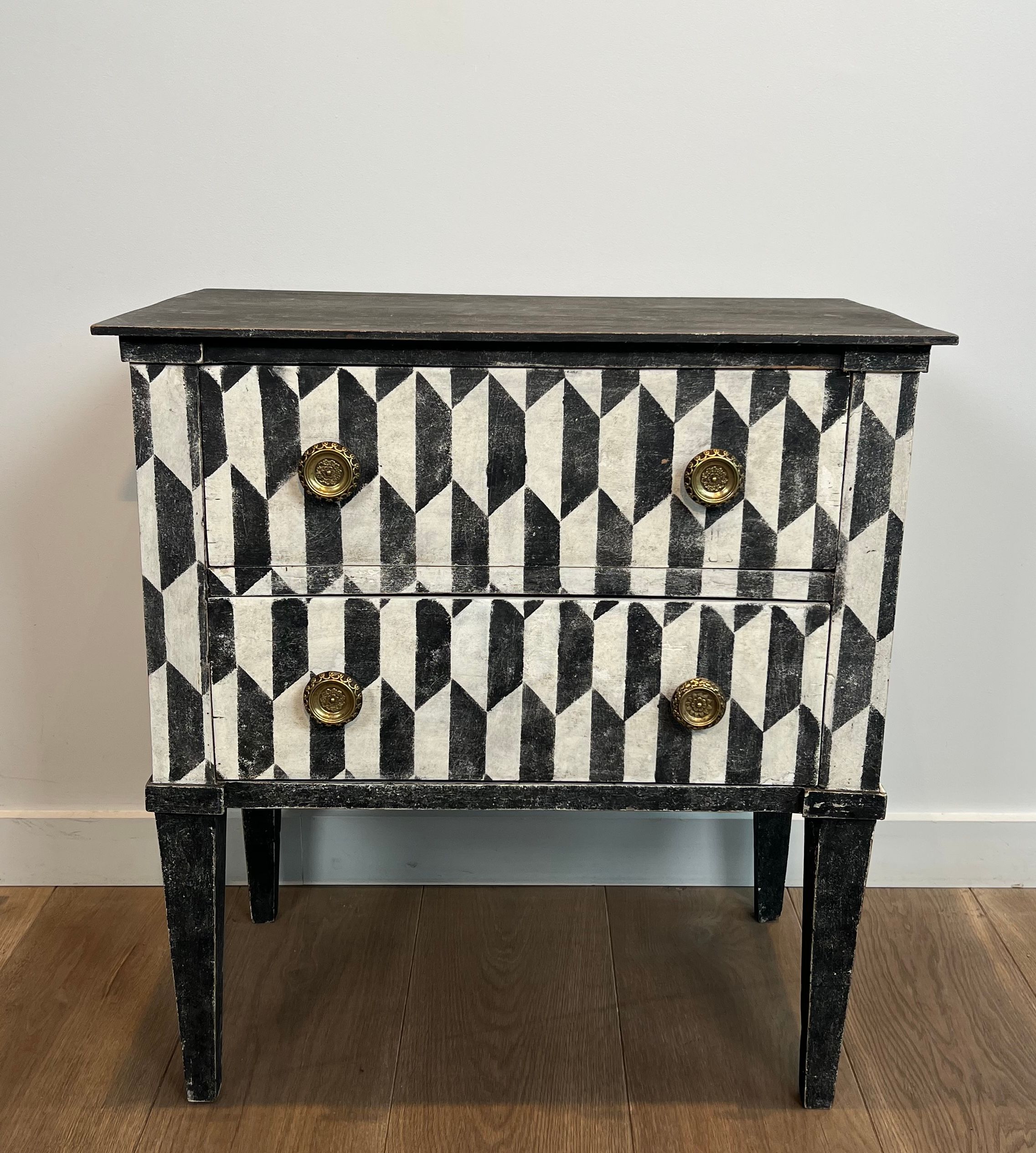 Petite Commode Italienne Ouvrant à 2 Tiroirs Patinée d'un Damier en Trompe-l'Oeil