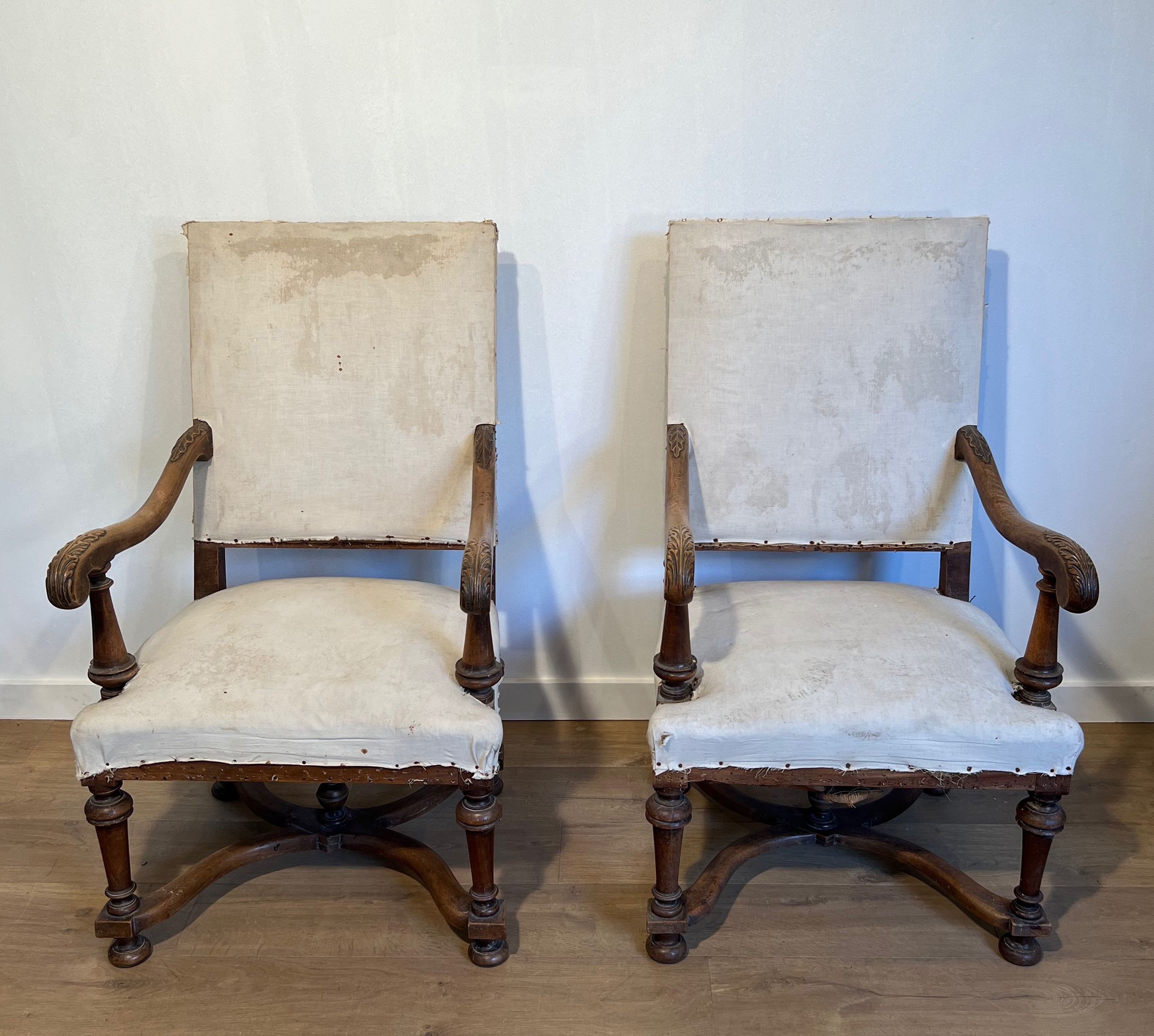 Paire de Fauteuils à Hauts Dossiers en Noyer de Style Louis XIII