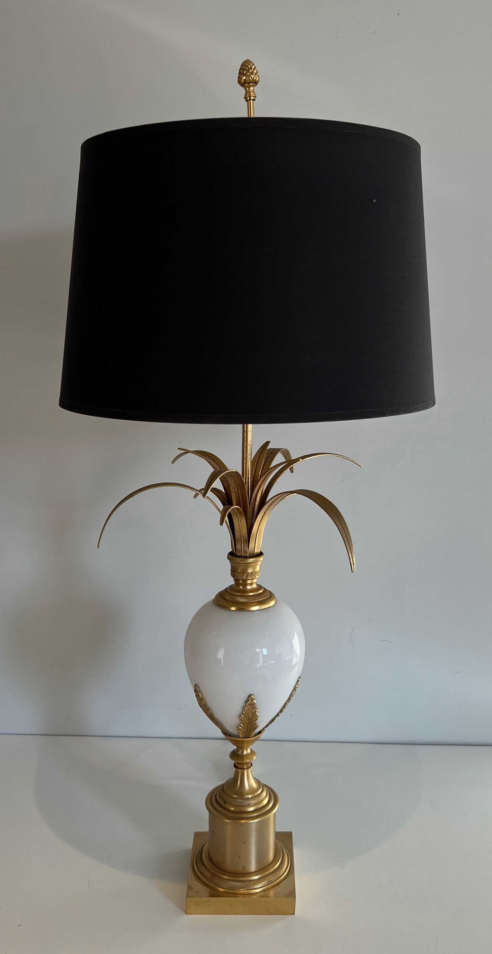 Lampe Oeuf d'Autruche en Opaline Blanche et Nickel Doré Dans le Goût de la Maison Charles