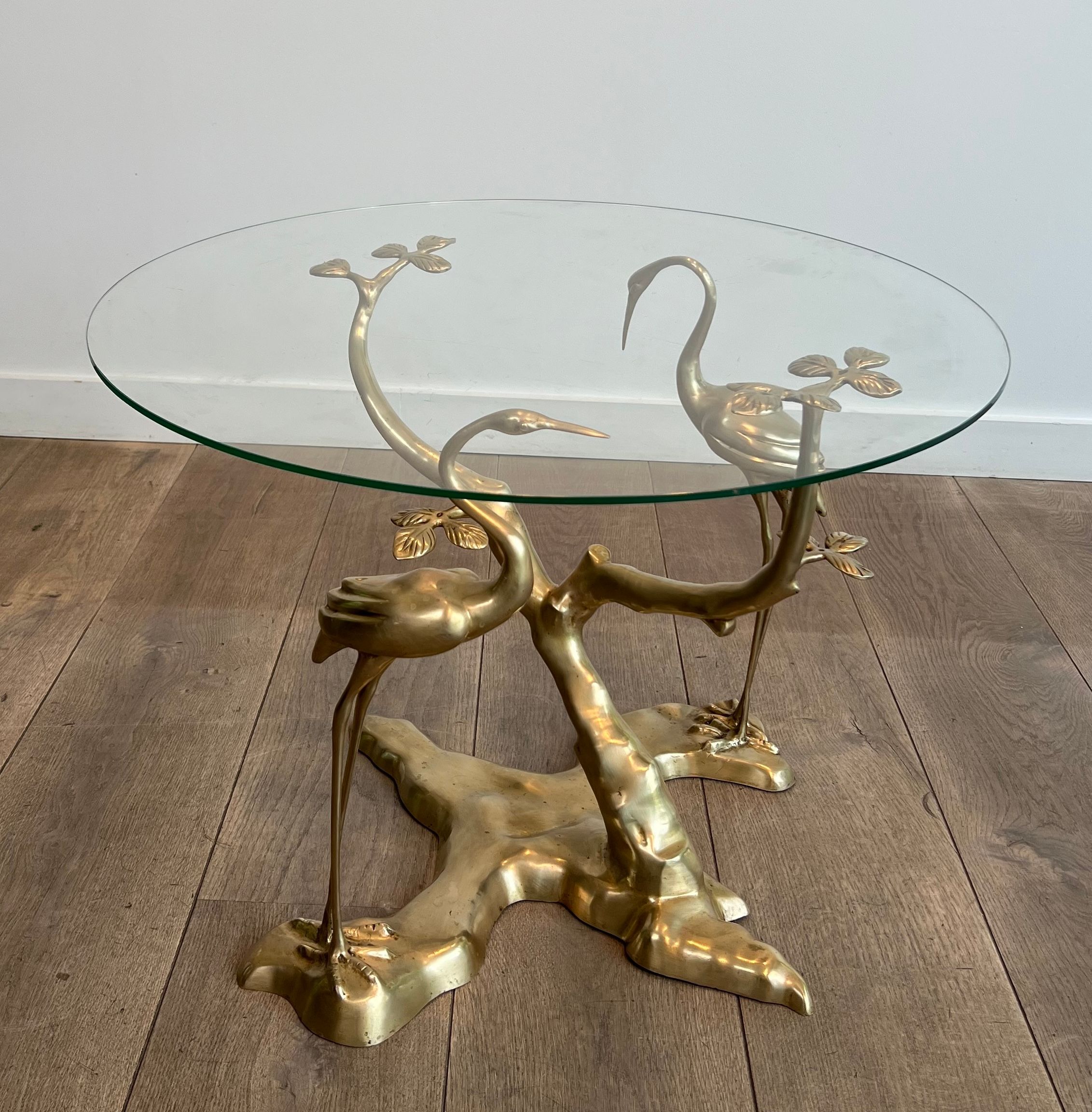 Table Basse Modèle aux Grues Entourant un Bonzaï en Laiton et Plateau de Verre Rond de Willy Daro