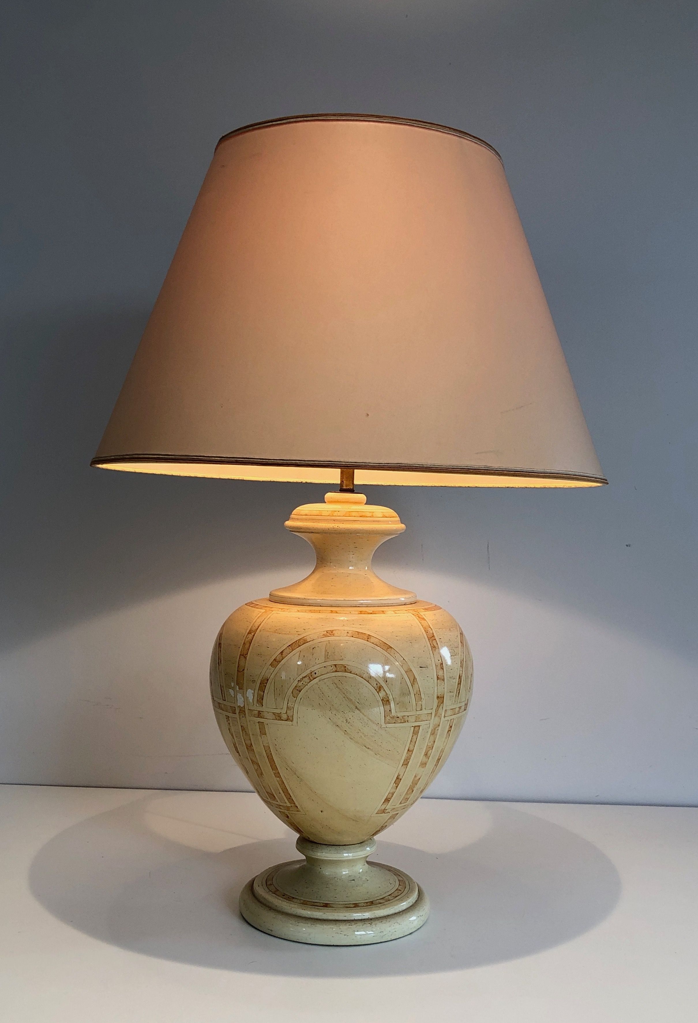 Lampe en Bois Laquée Coquille d'Oeuf à Décors d'Entrelacs. Vers 1970