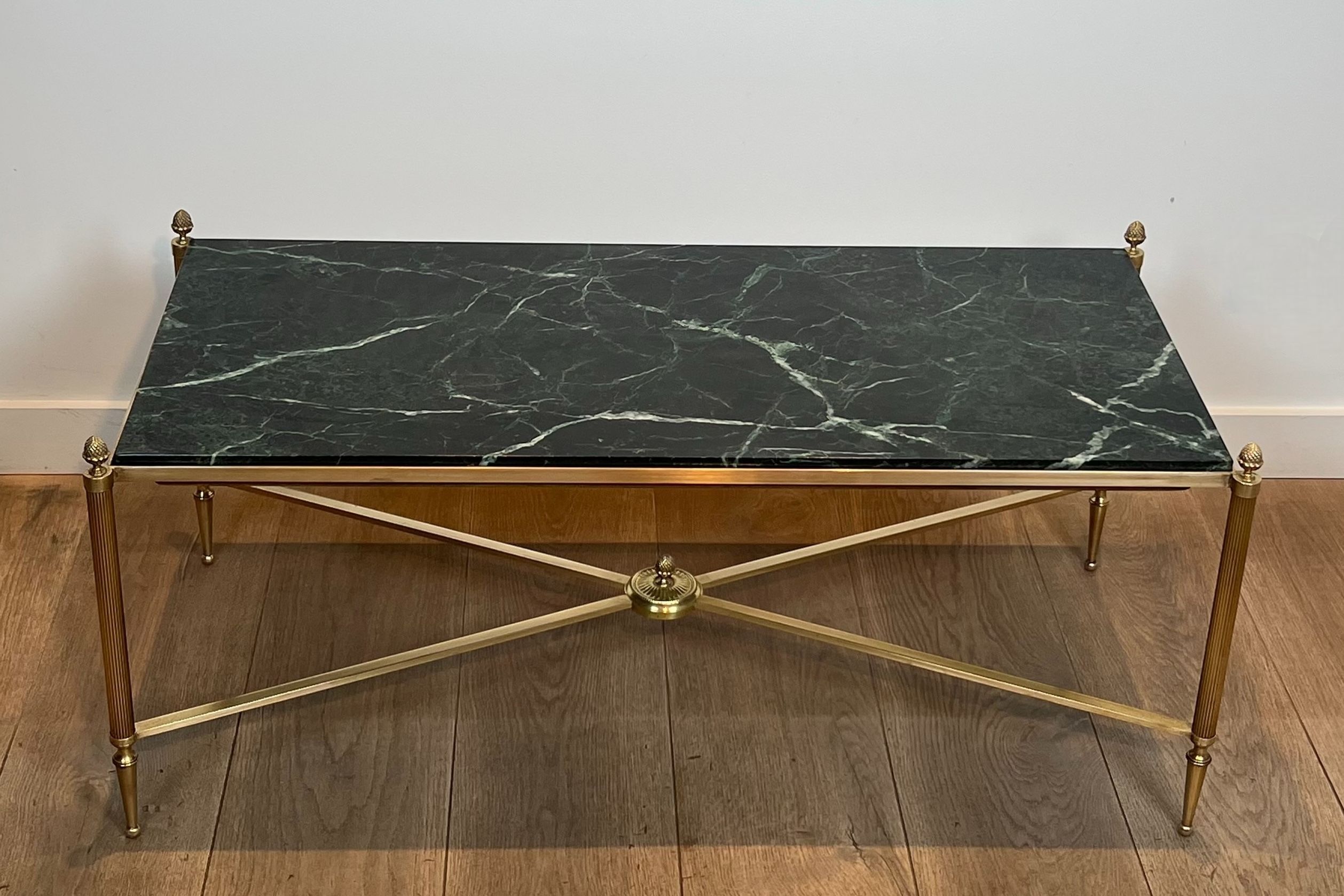 Table Basse de Style Néoclassique en Laiton et Plateau de Marbre Vert de la Maison Jansen