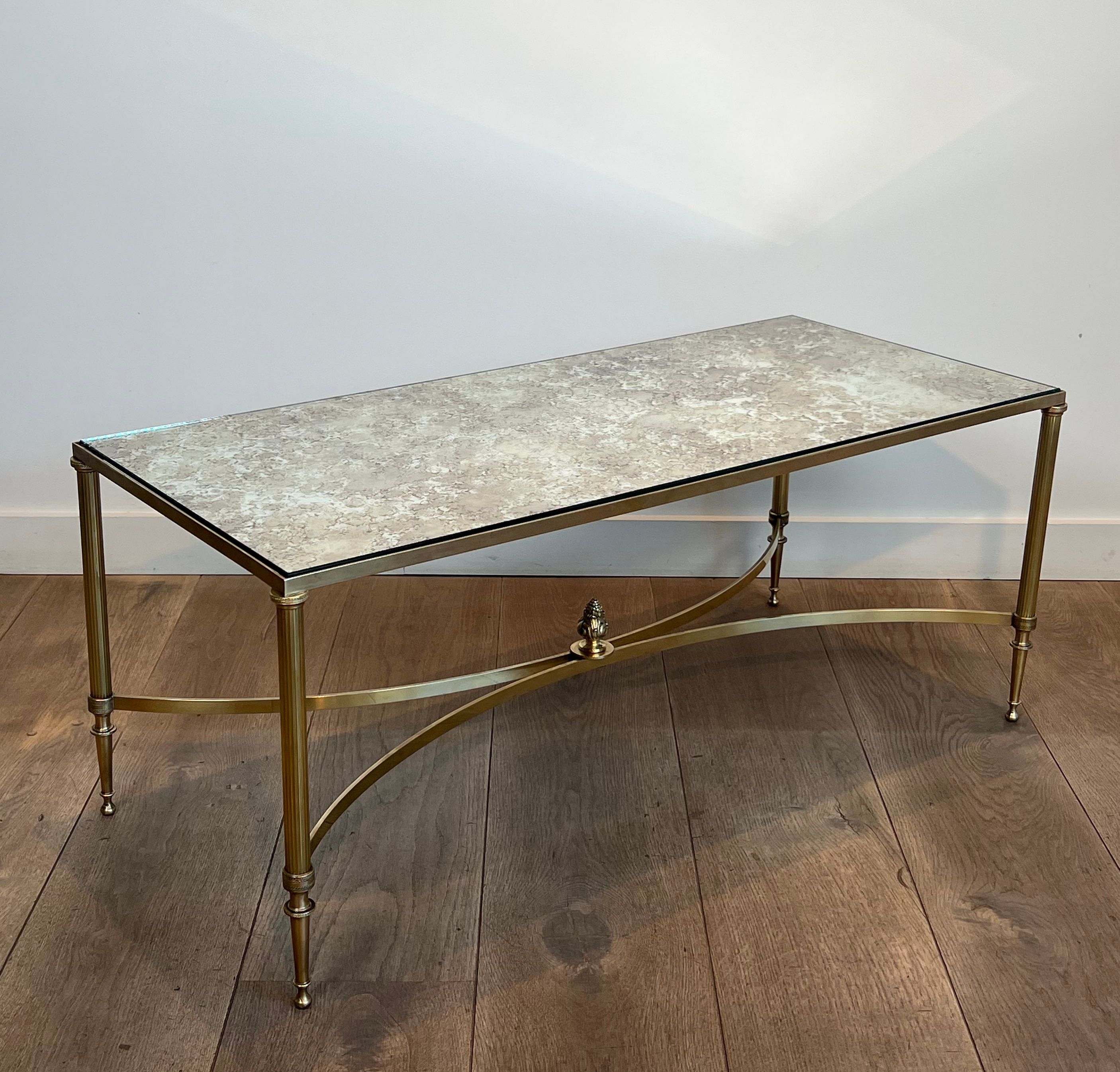 Table Basse de Style Néoclassique En Laiton et Plateau de Miroir Eglomisé de la Maison Jansen