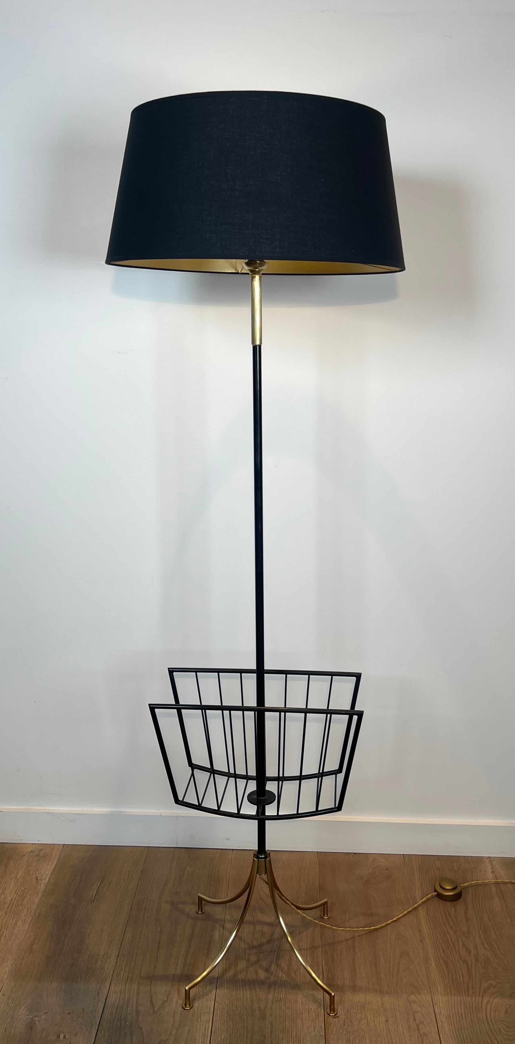 Lampadaire de Parquet Design en Métal Laqué Noir et Laiton Intégrant un Porte-Revues