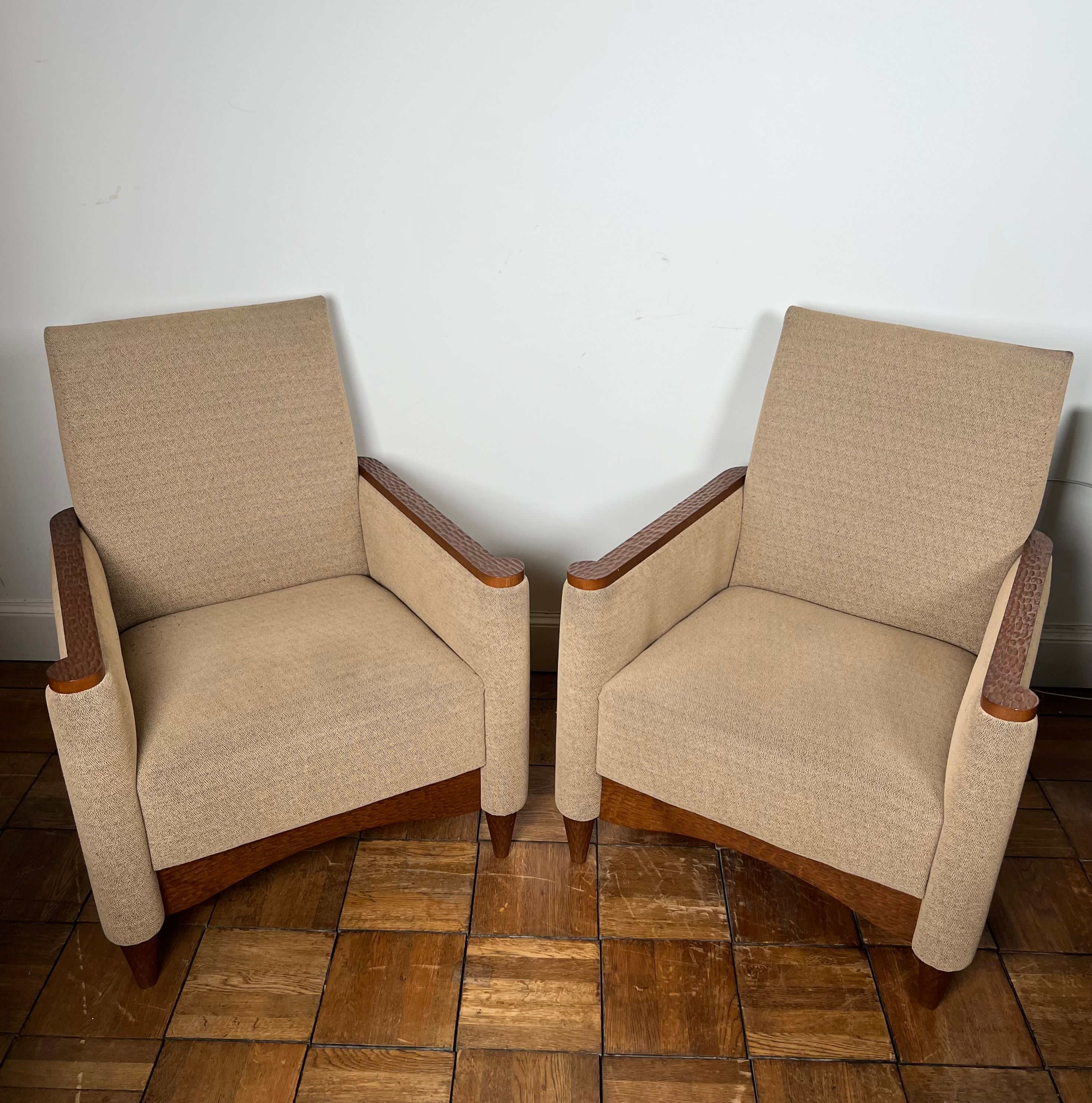 Paire de Fauteuils en Bois Travaillé à la Gouge et Tissu Chiné