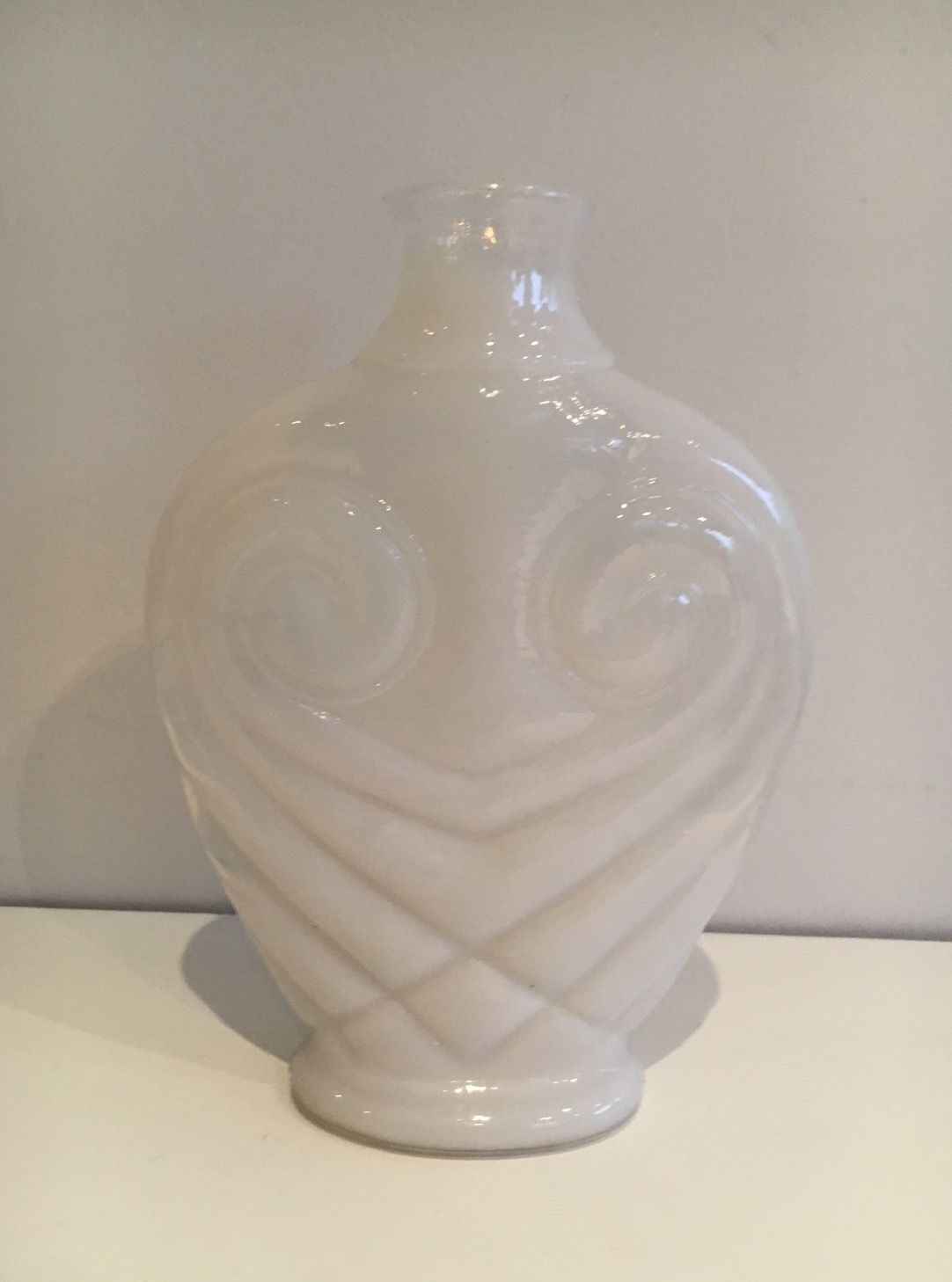 Vase Hibou en Verre Opalin Blanc. Vers 1970