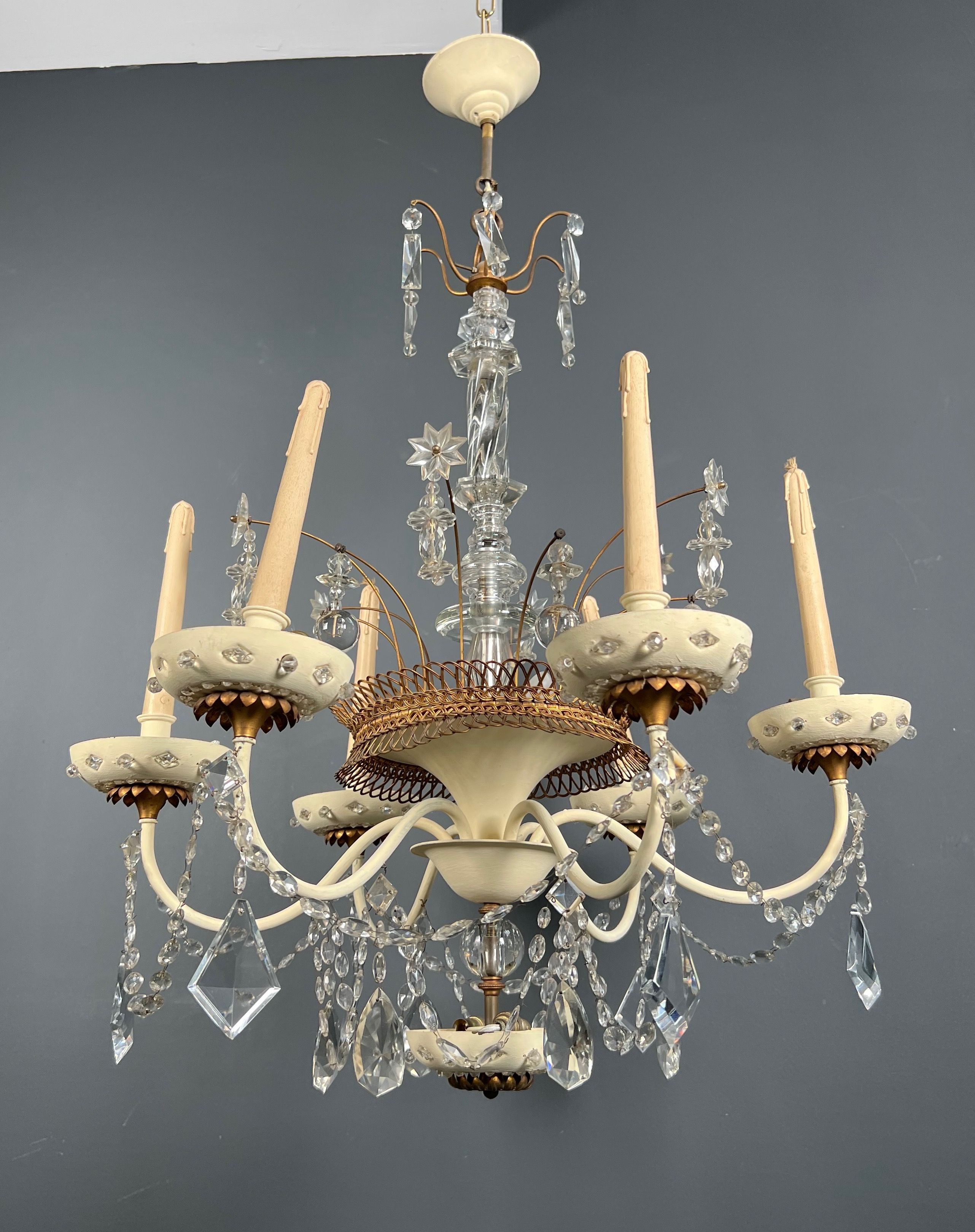 Lustre en Tôle Laquée et Dorée et à Cristaux de la Maison Baguès. Vers 1940