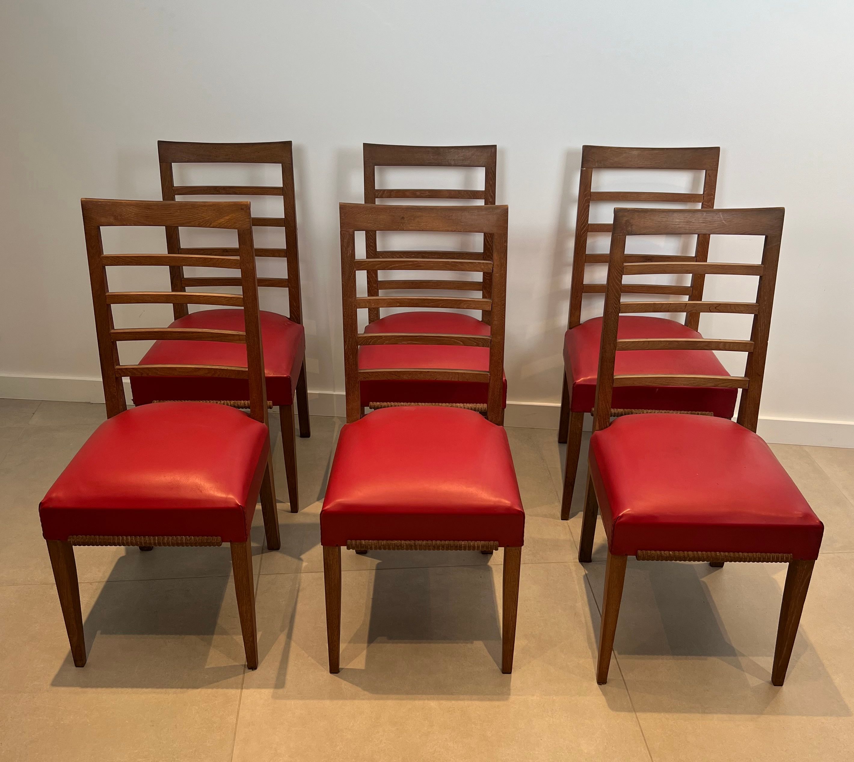 Suite de 6 Chaises en Chêne et Assises de Skai Rouge