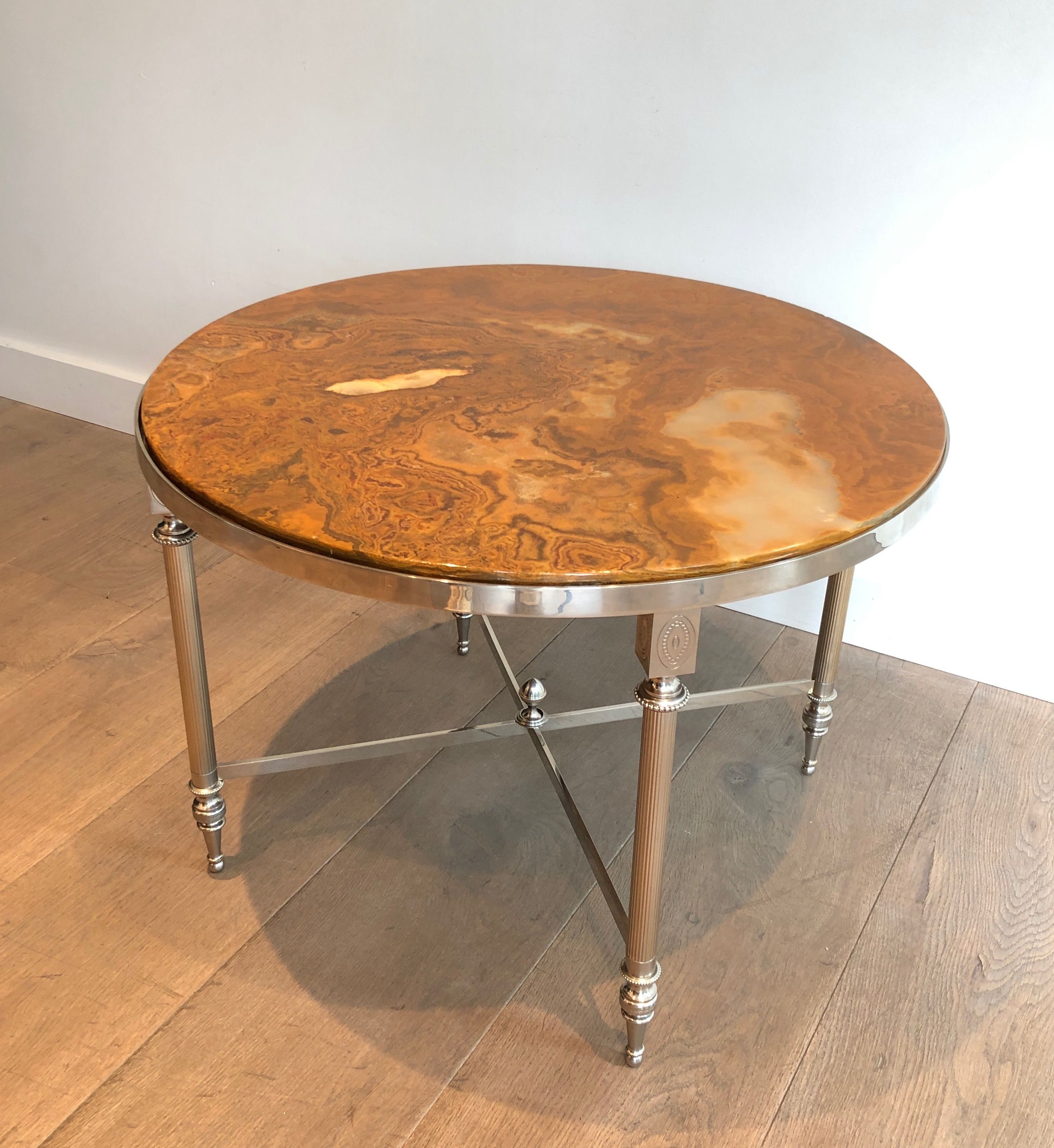 Petite Table Basse Ronde en Métal Argenté à Plateau d'Onyx. Dans le Goût de la Maison Jansen.