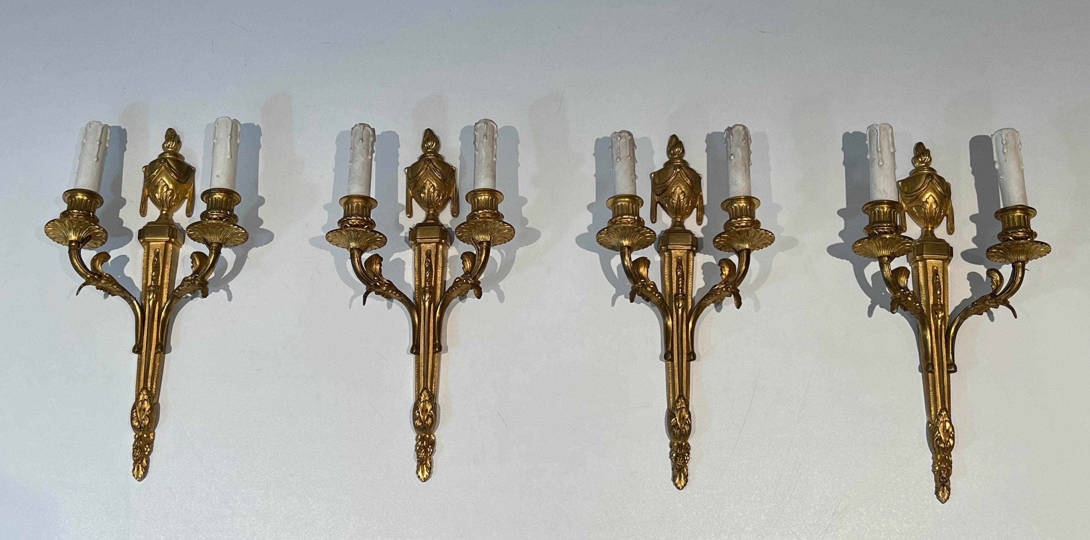 Suite de Quatre Appliques en Bronze de Style Louis XVI