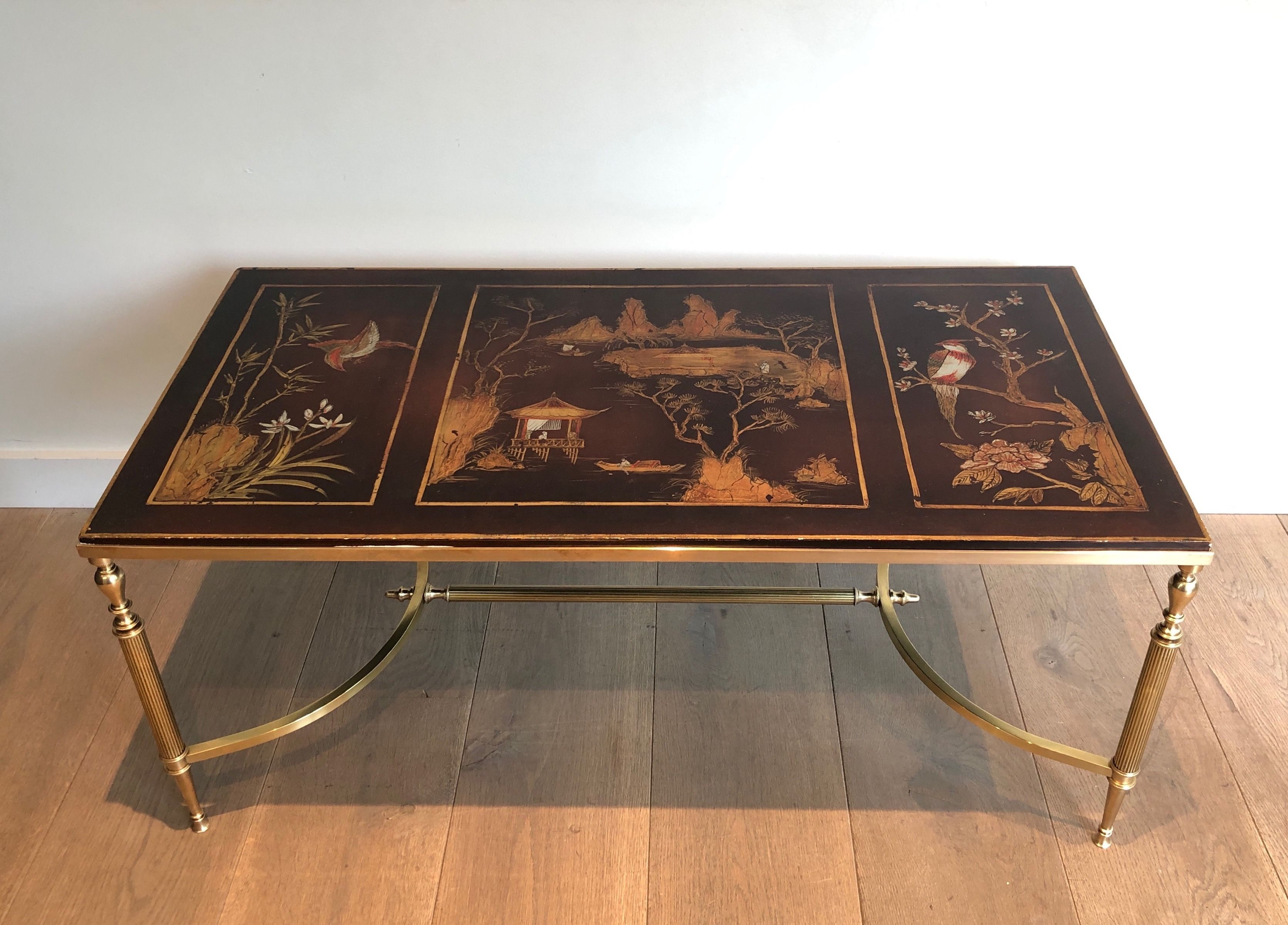 Table Basse de Style Néoclassique en Laiton à Plateau Laqué Représentant des Scènes Chinoisantes Attribué à la Maison Jansen