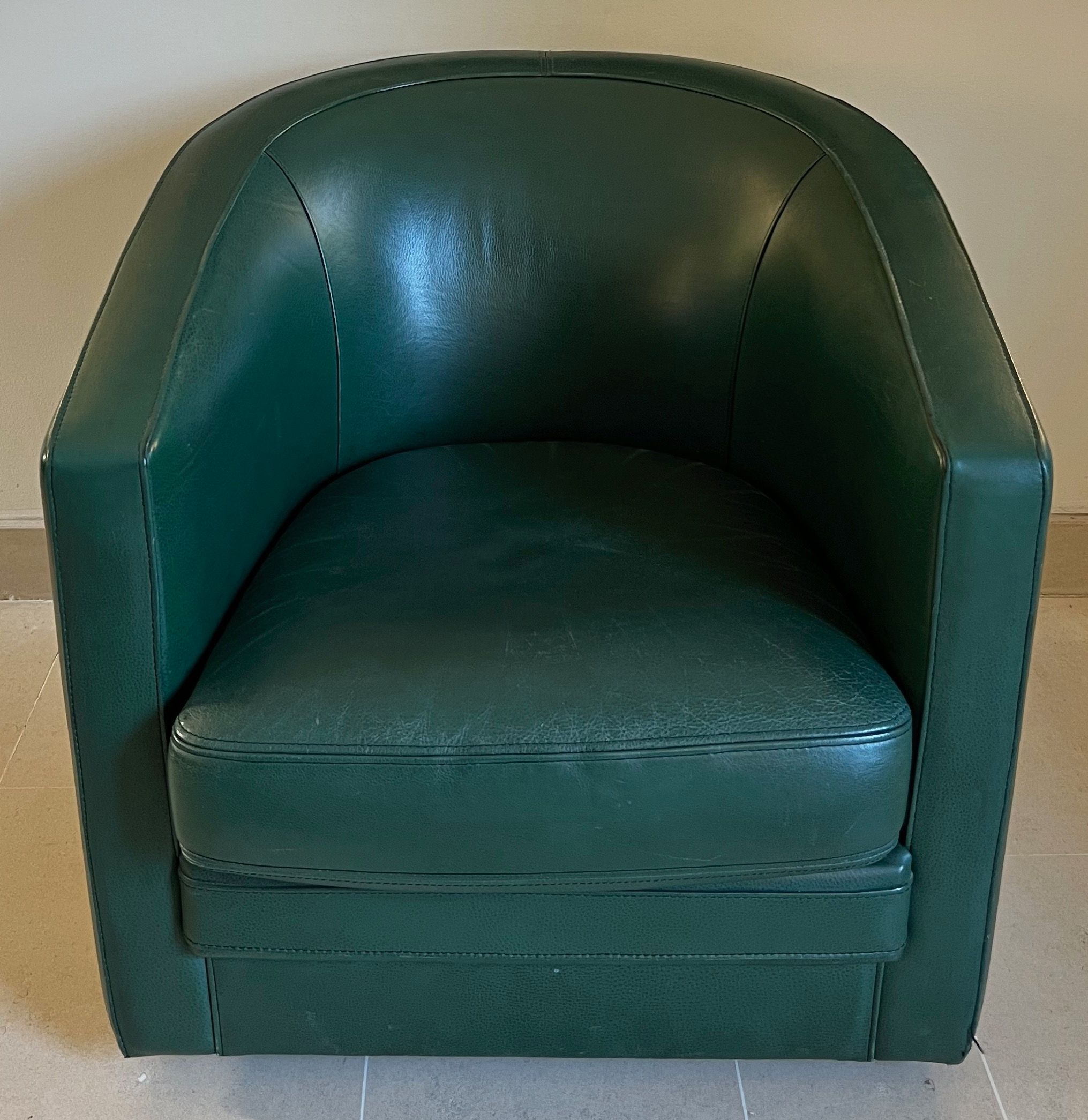 Fauteuil Club Pivotant en Cuir Vert de Style Art Déco. Vers 1980