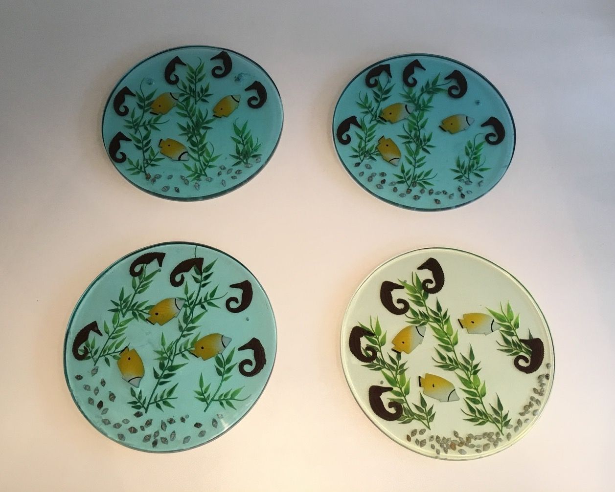 Set of 4 Resin Plates with Incrusted Seahorses, Fishes, Algues and Shells