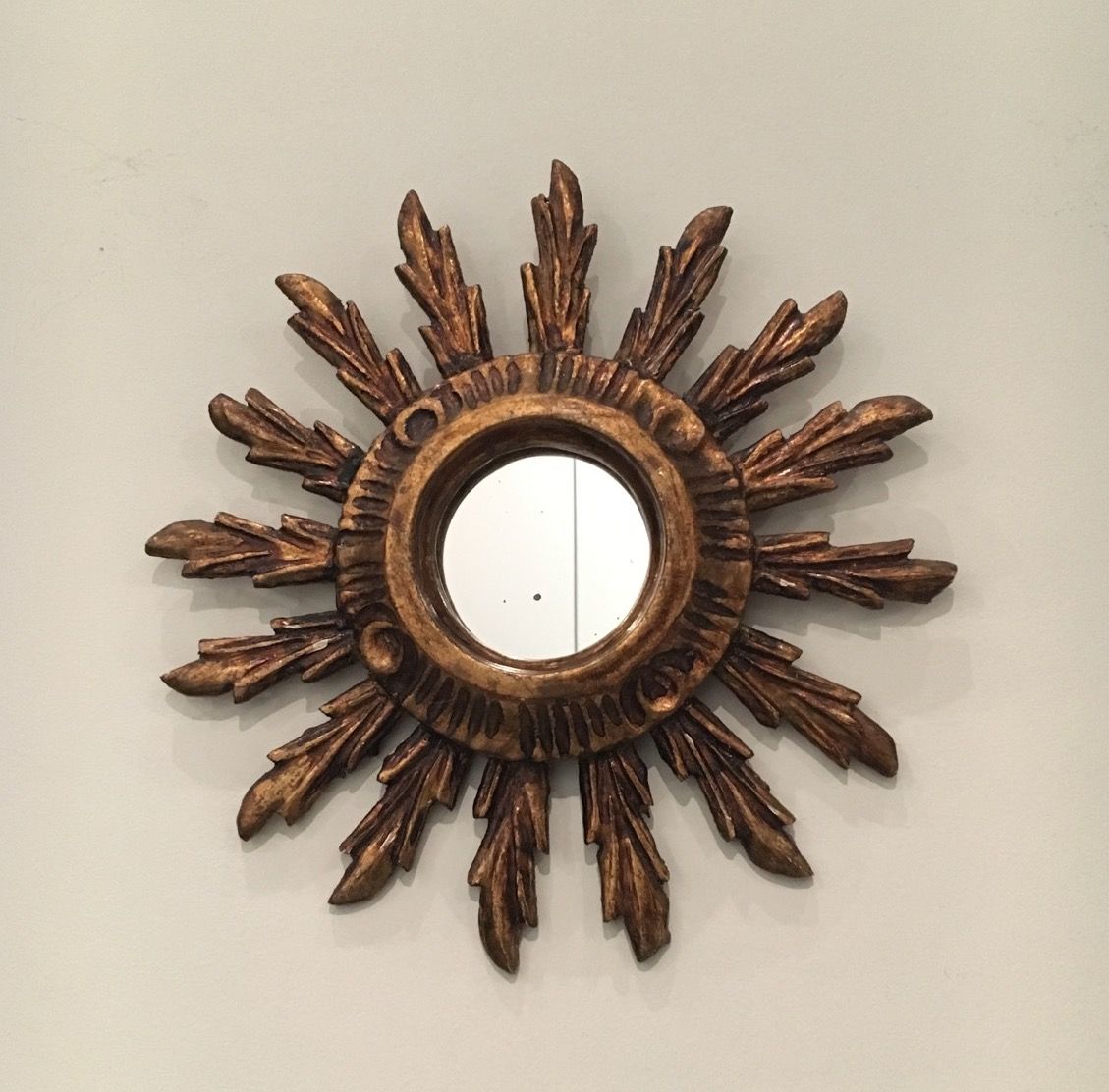 Petit Miroir Soleil en Bois Doré. Travail Français. Vers 1970