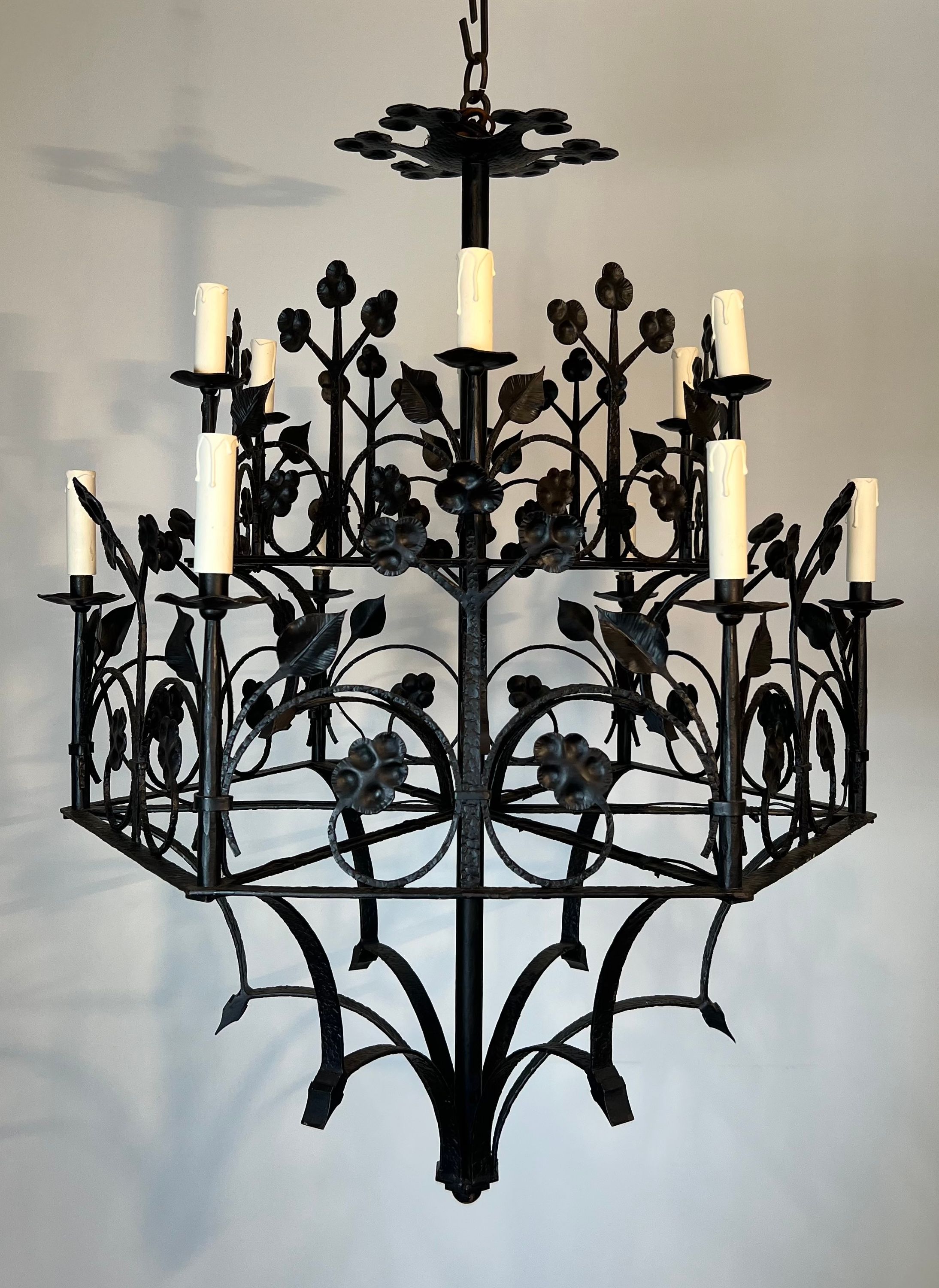 Important Lustre en Fer Forgé à Décors de Trèfles et Feuillages à 12 lumières