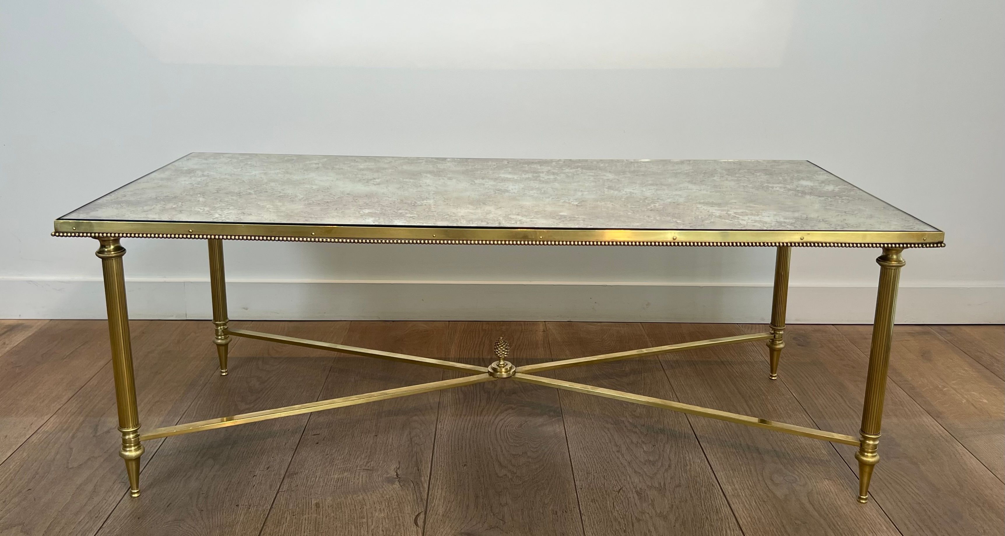 Importante Table Basse de Style Néoclassique En Laiton et Plateau de Miroir Eglomisé de la Maison Jansen