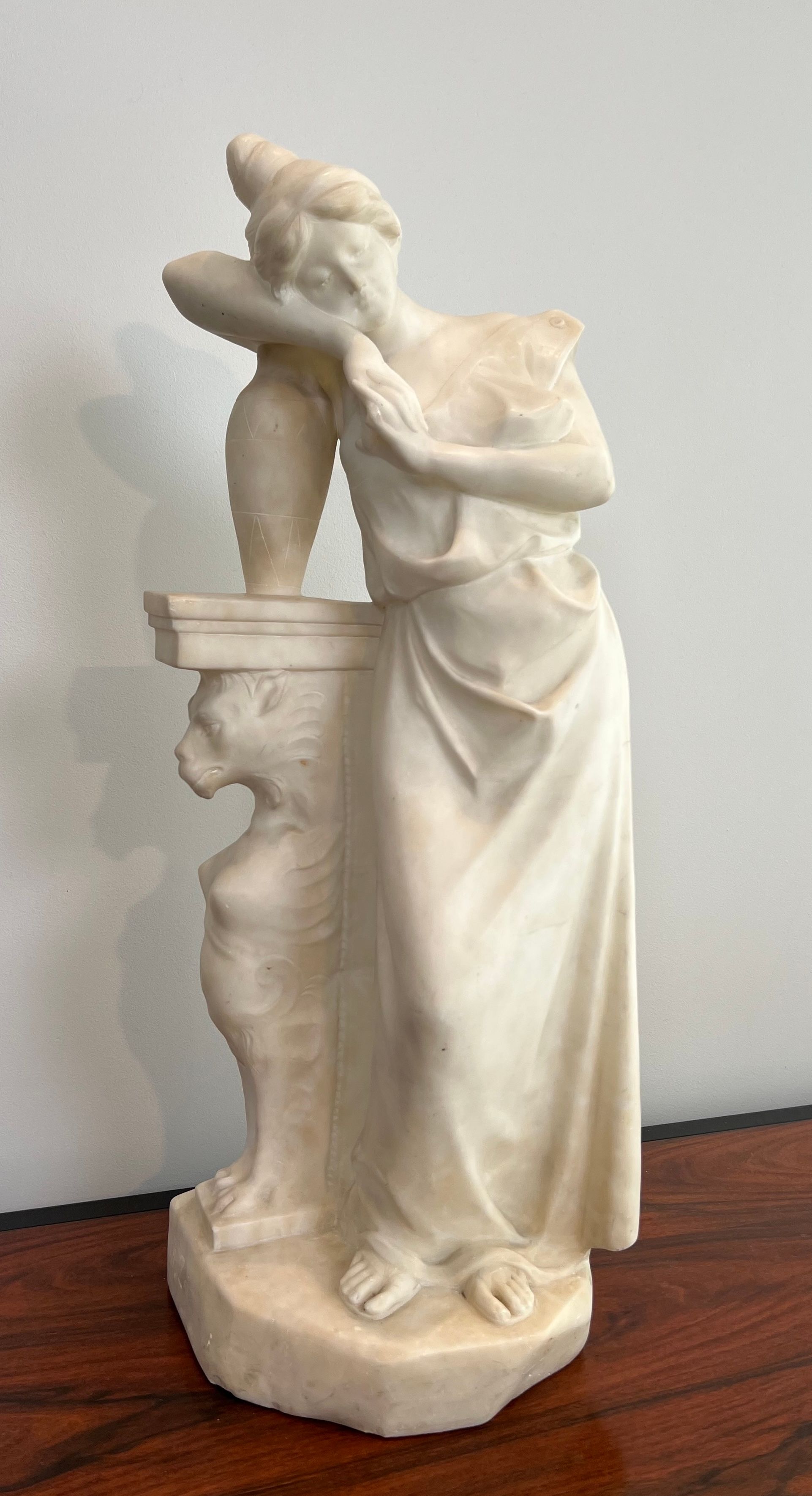 Sculpture en Marbre de Carrare Représentant une Jeune Fille Romantique à la Crûche. Travail Italien signé Dante Zoi de Florence. XIXème Siècle