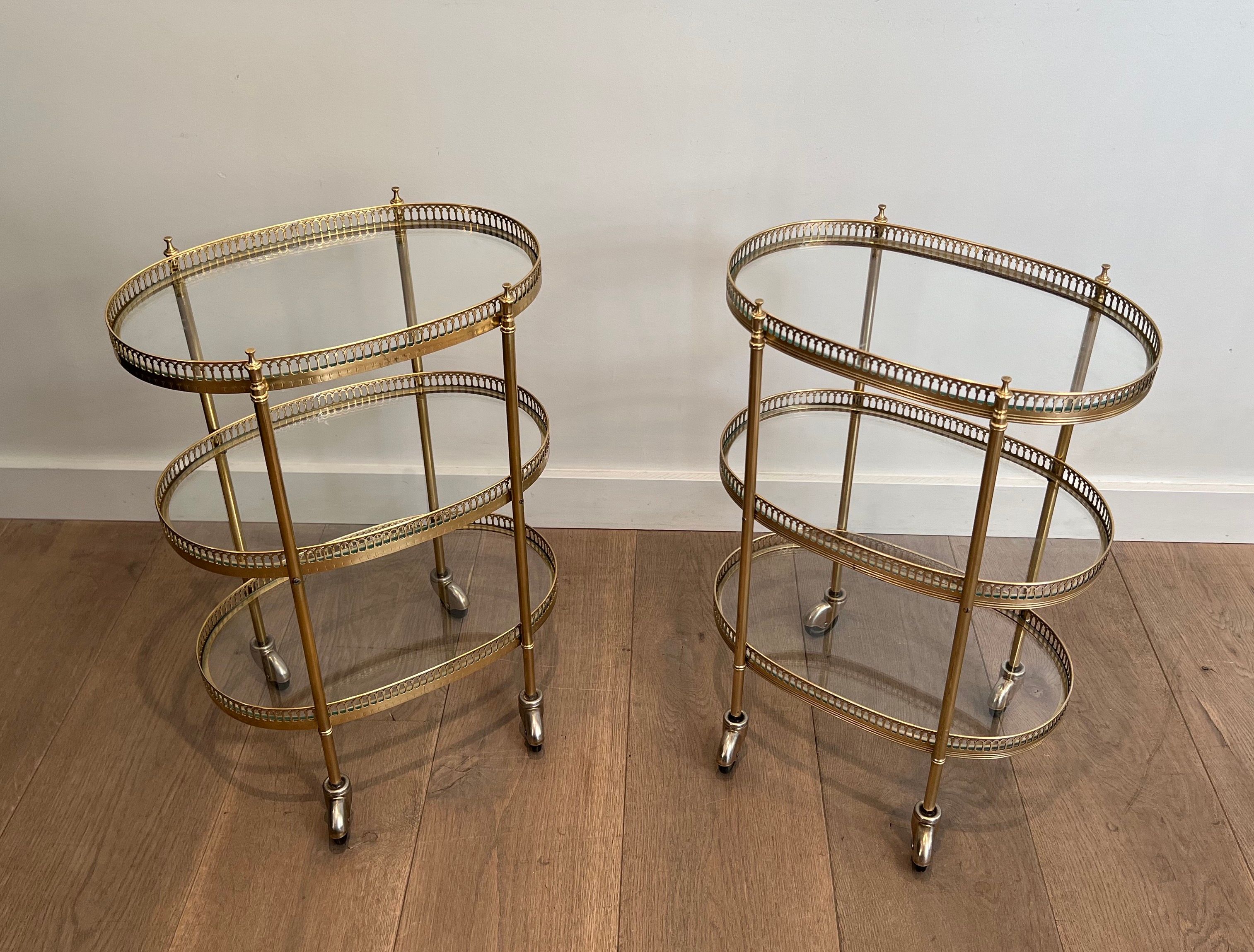 Paire de Tables Roulantes Ovales de Style Néoclassique en Laiton dans le Goût de la Maison Jansen