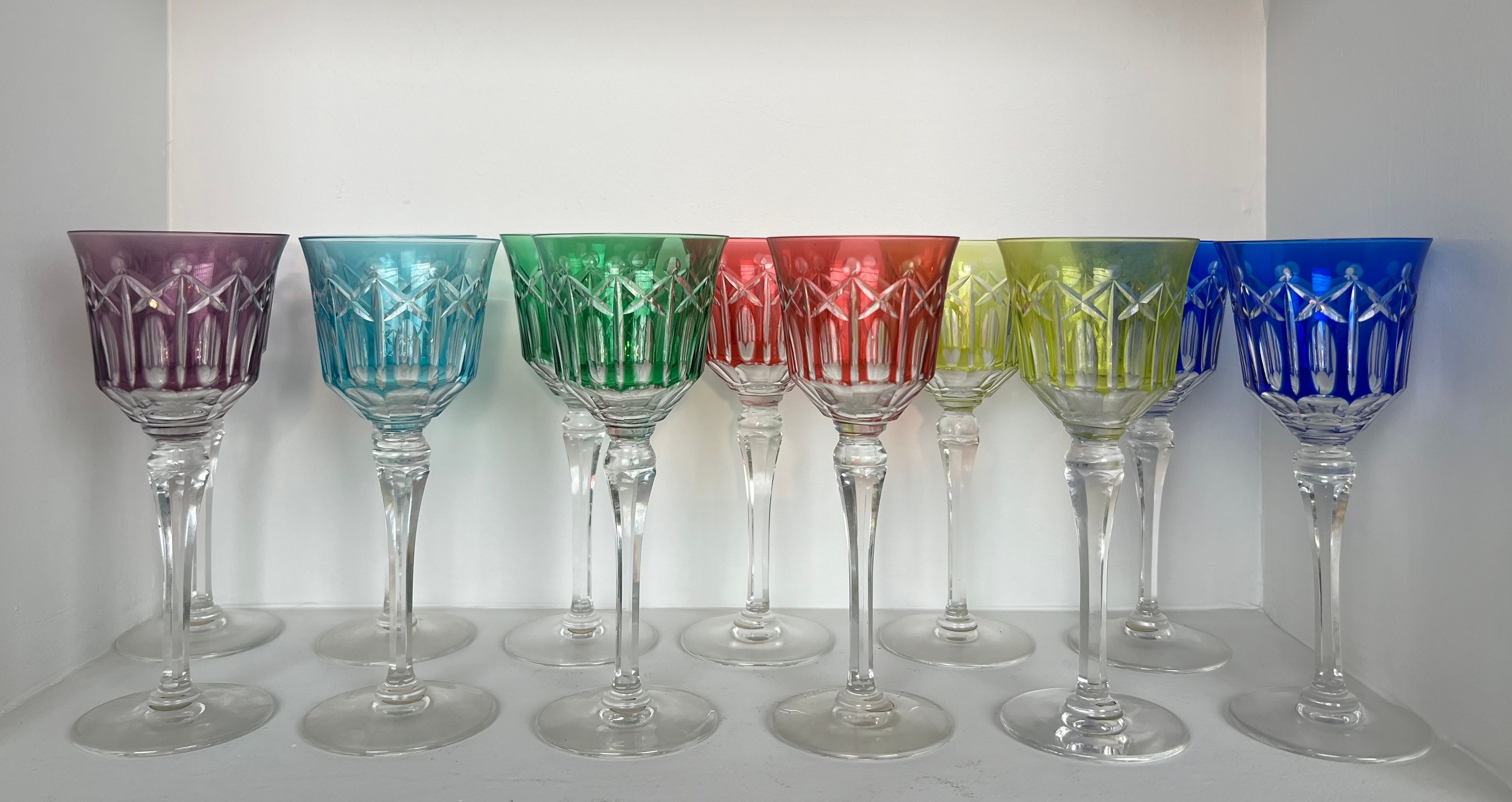 Suite de Douze Verres en Cristal Teintés de Couleurs Différentes et Taillés d'Etoiles
