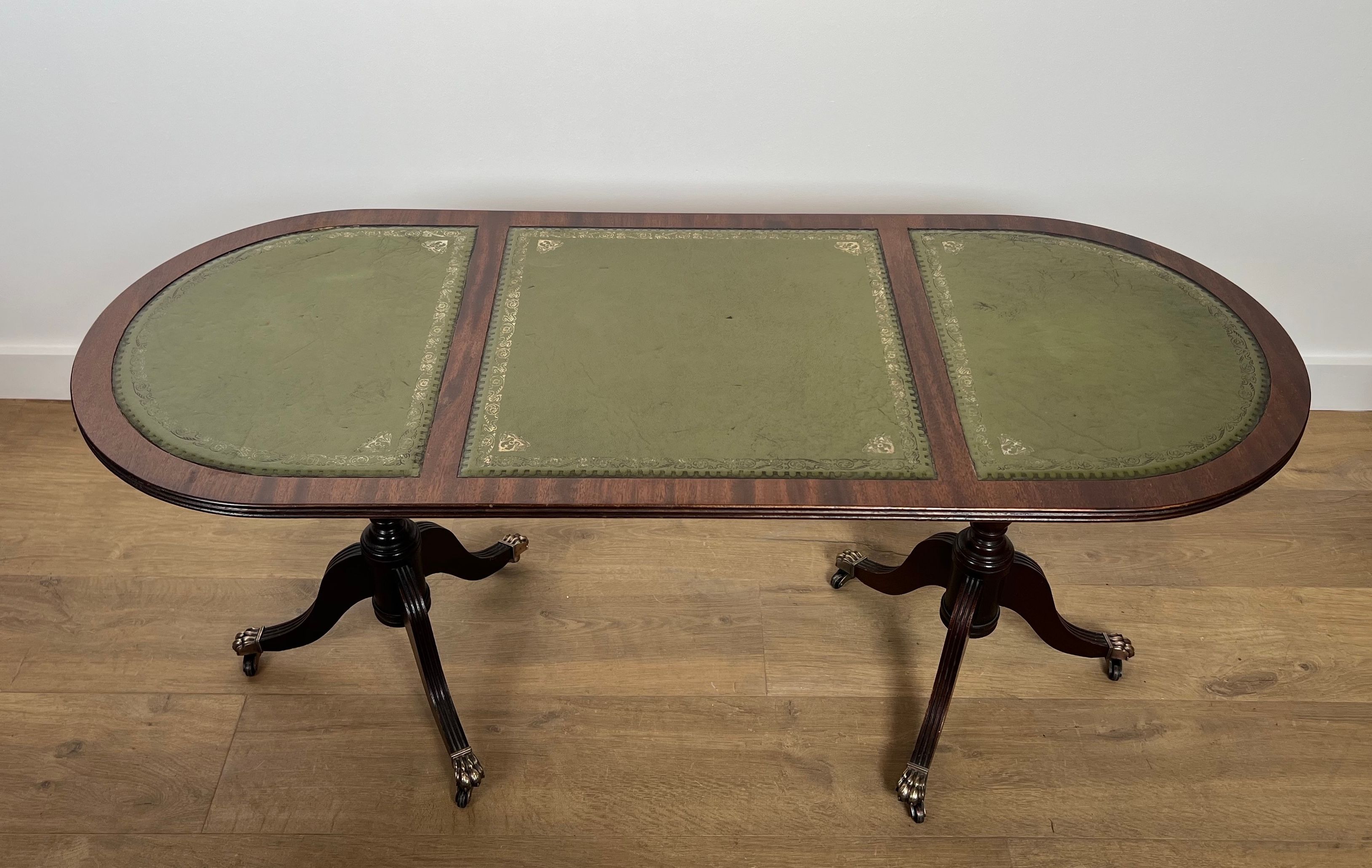 Table Basse de Style Néoclassique en Acajou, Pieds Griffes en Bronze et Plateaux de Cuir Vert