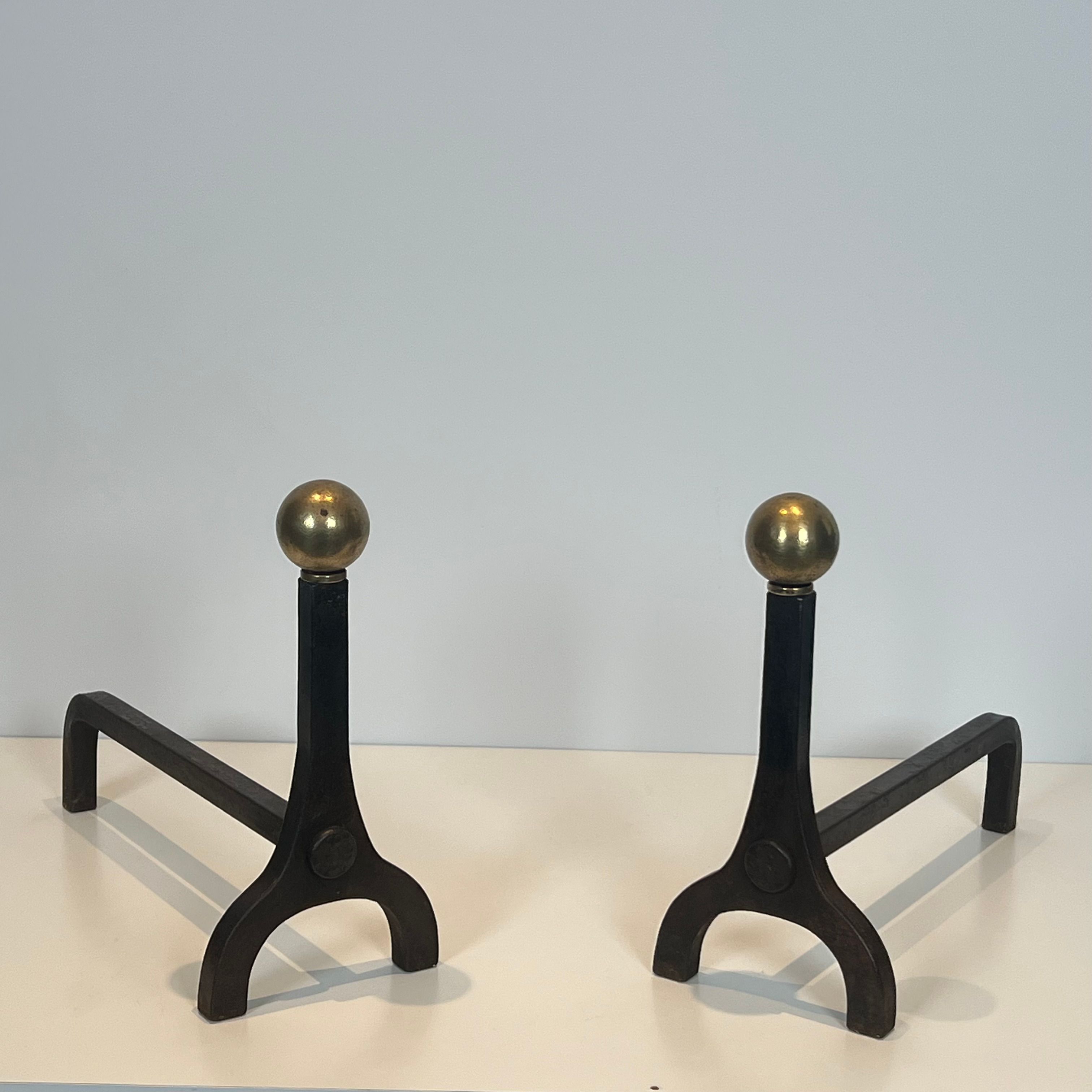 Paire de Chenets Modernistes en Acier, Fer Forgé et Laiton de Jacques Adnet