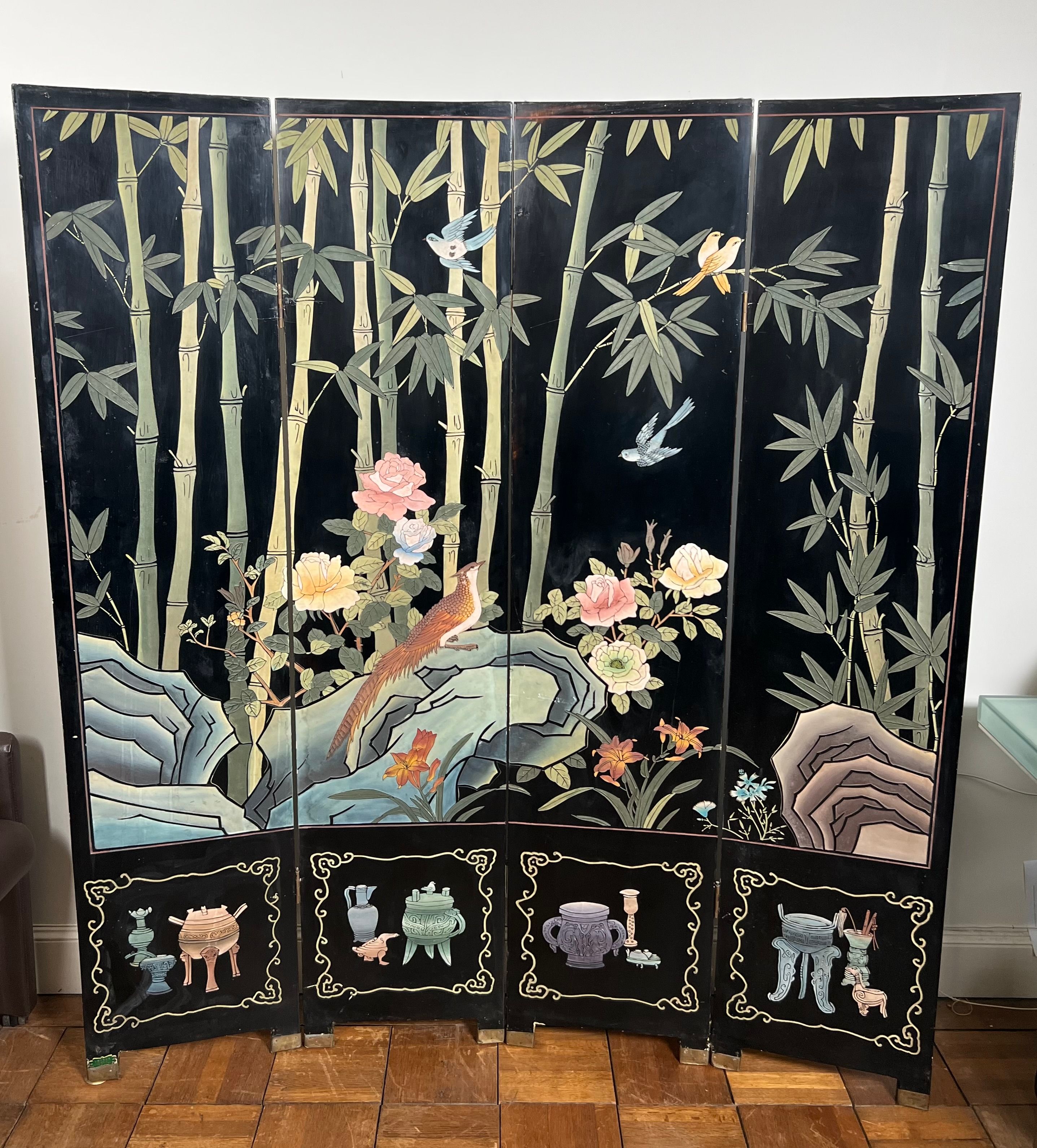 Chinese lacquer screen with bird and bamboo decorations. Chinese work. Circa 1950