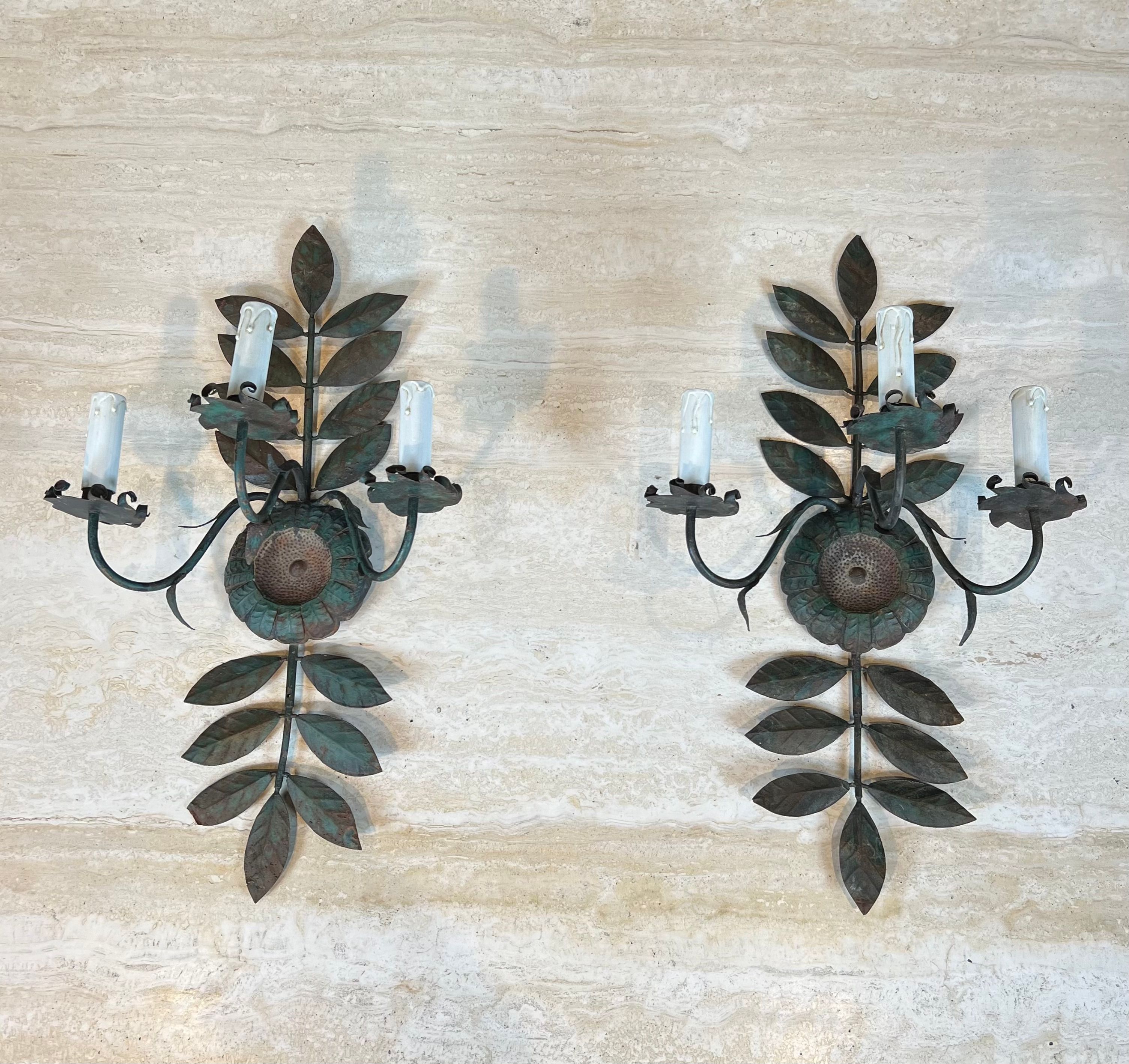 Paire d' Appliques Décoratives aux Tournesols et Feuillages en Métal Patiné