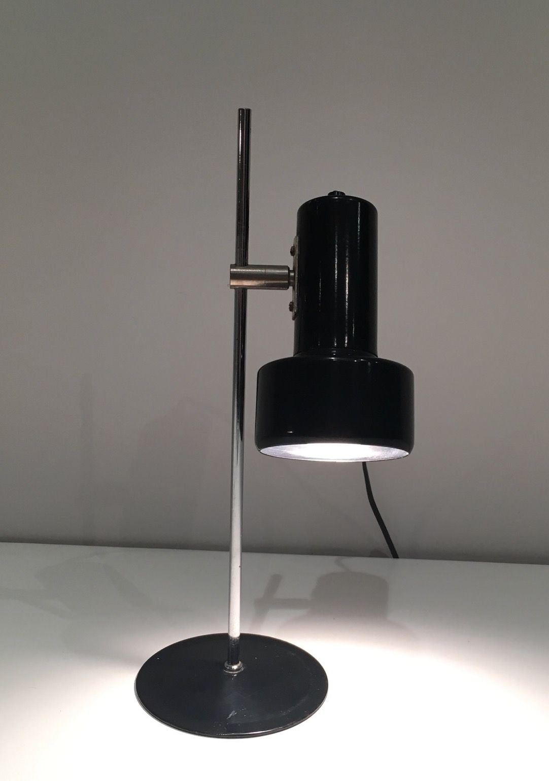 Lampe Réglable en Métal Laqué Noir et Chrome. Travail Français. Vers 1970