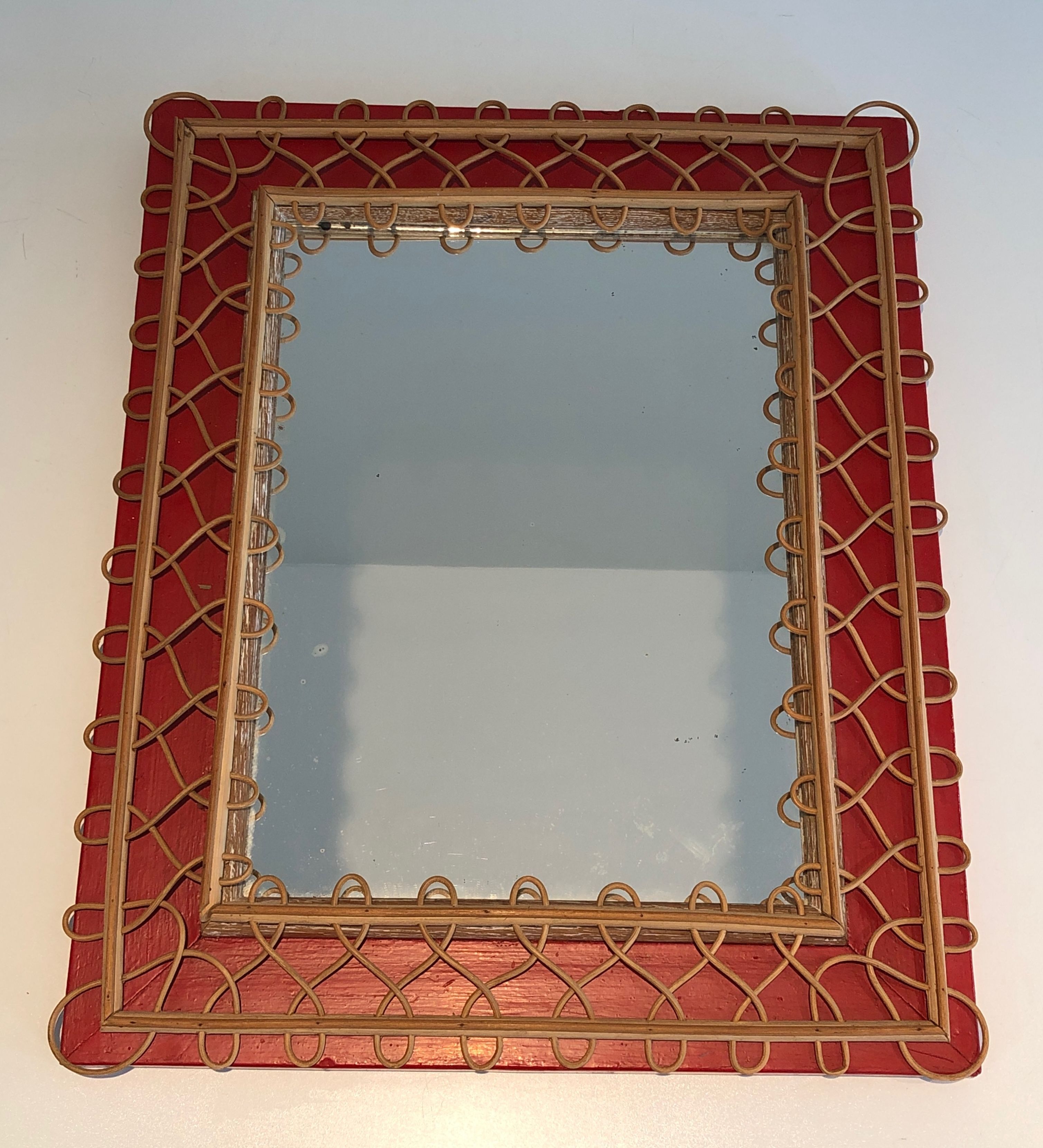 Miroir en Rotin sur Fond Rouge