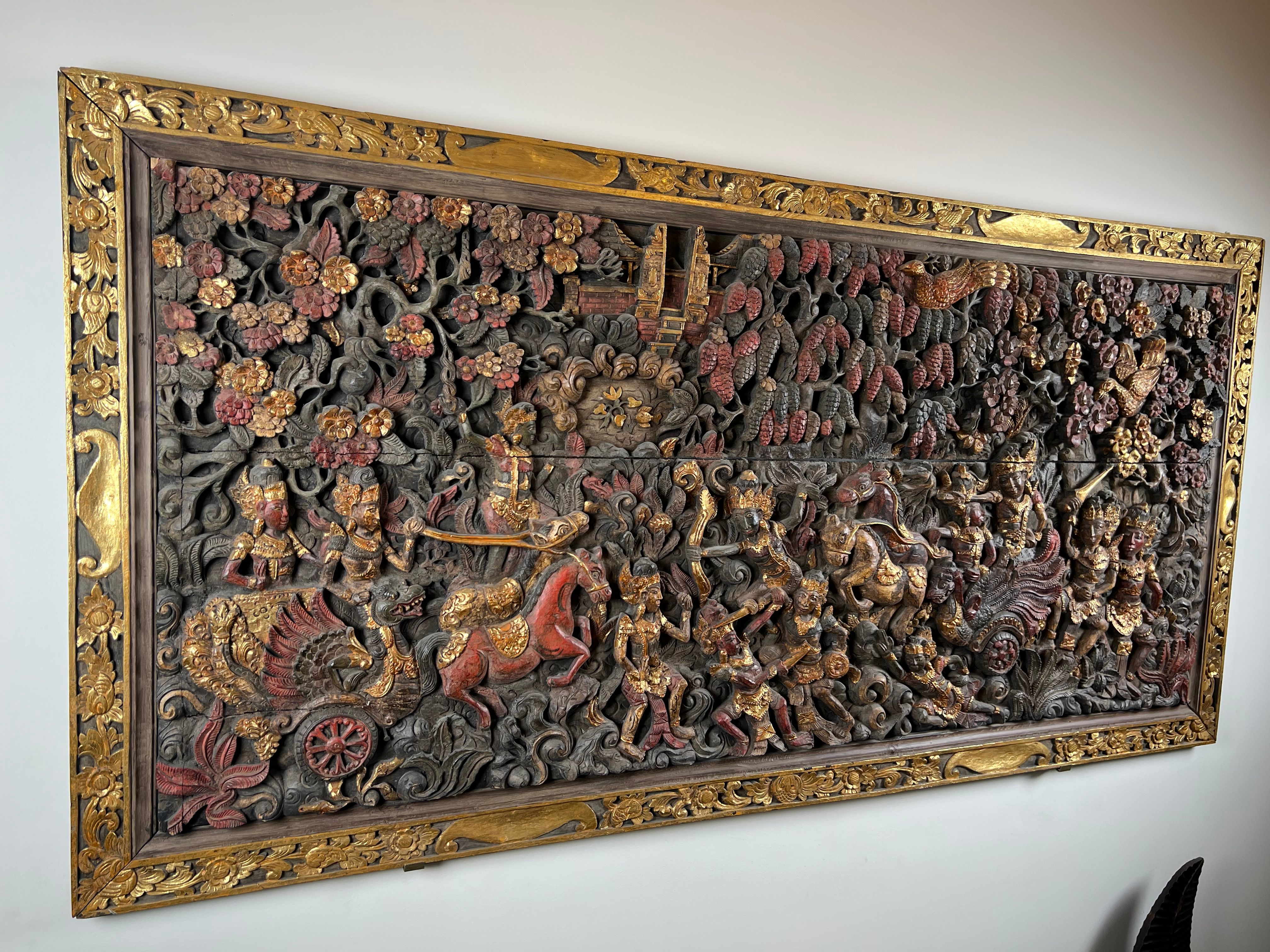 Important Panneau Balinais en Bois Sculpté Représentant Rama et Sita