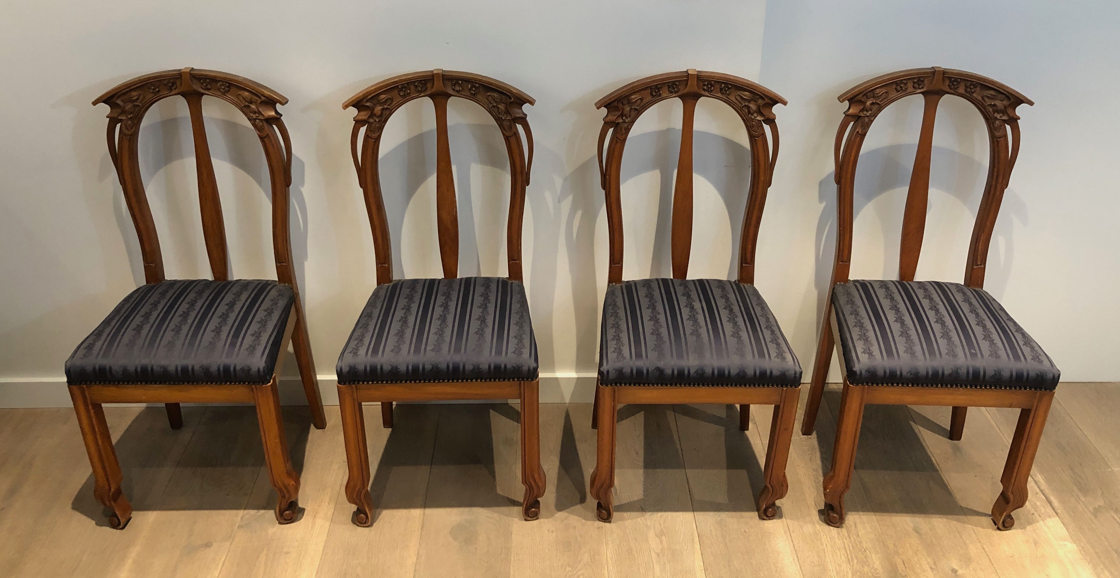 Suite de 4 Chaises Mouvementées en Merisier Décorées de Fleurs et de Végétaux d'Epoque Art Nouveau