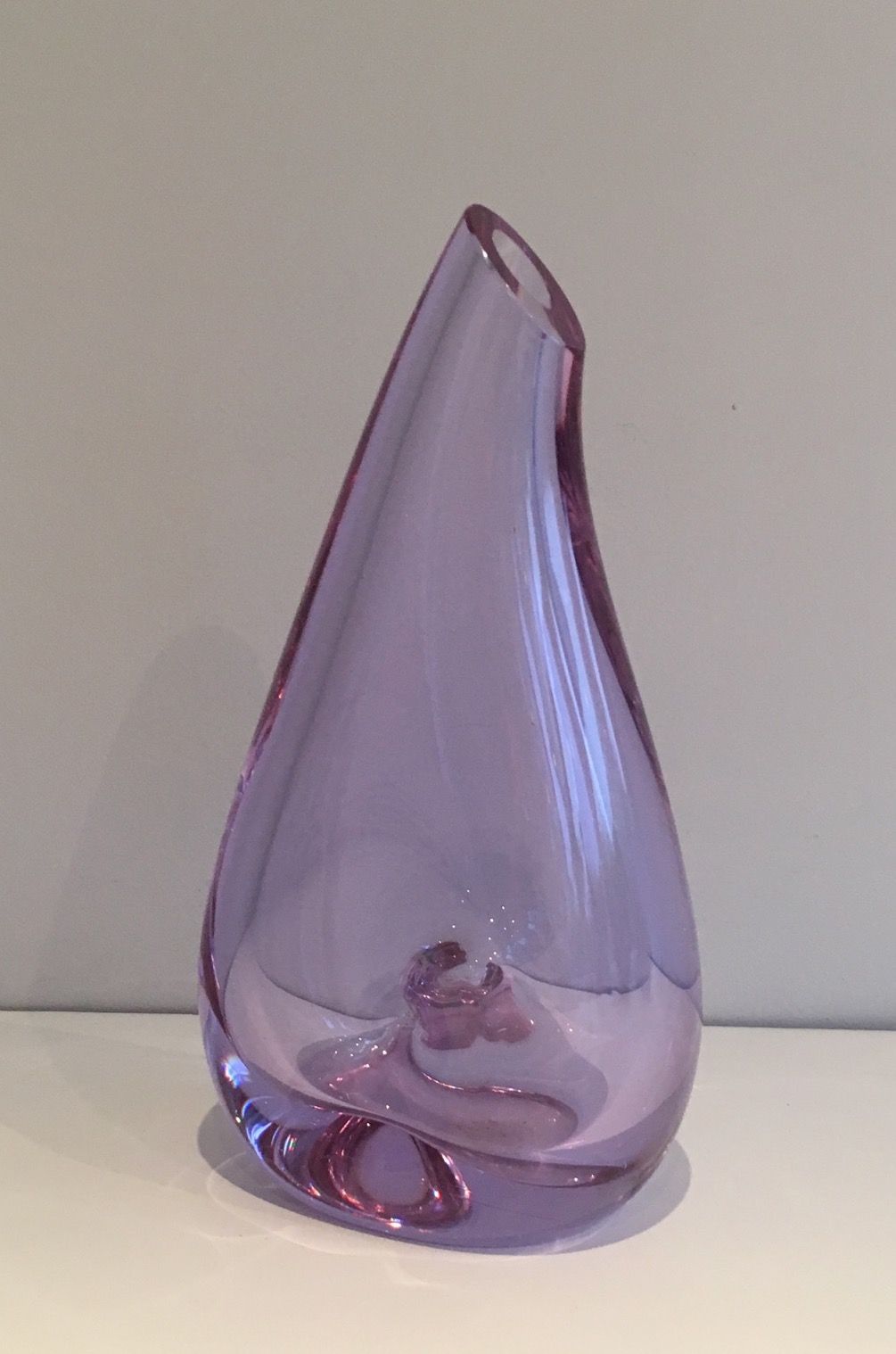 Vase en Verre Piriforme de Couleur Violacée. Vers 1970