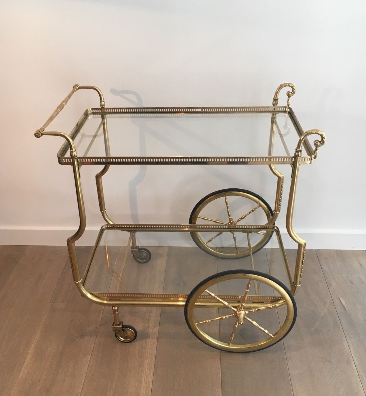 Table Roulante en Laiton à  Double Plateaux de Verre de la Maison Jansen 