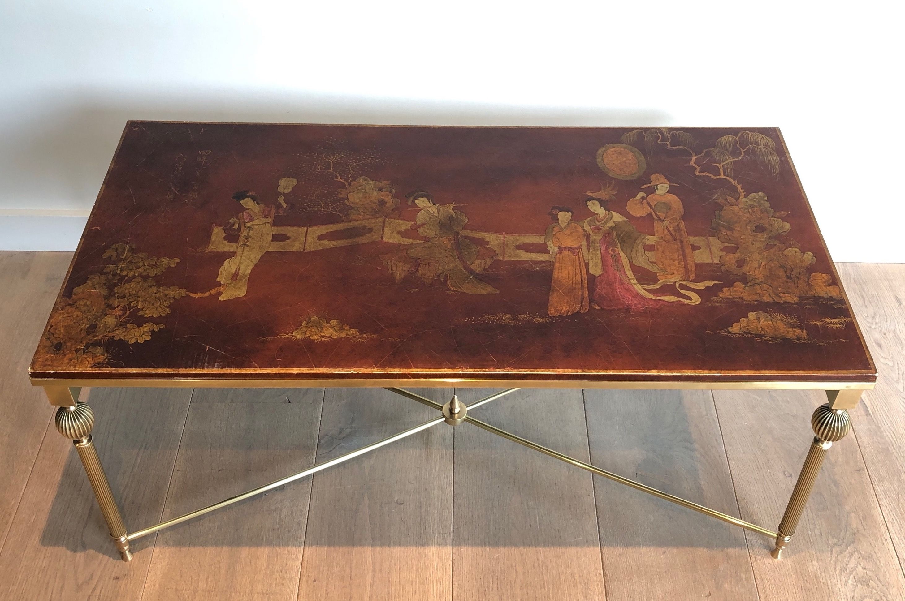 Table Basse de Style Néoclassique en Laiton à Plateau Laqué Représentant des Scènes Chinoisantes. Maison Jansen