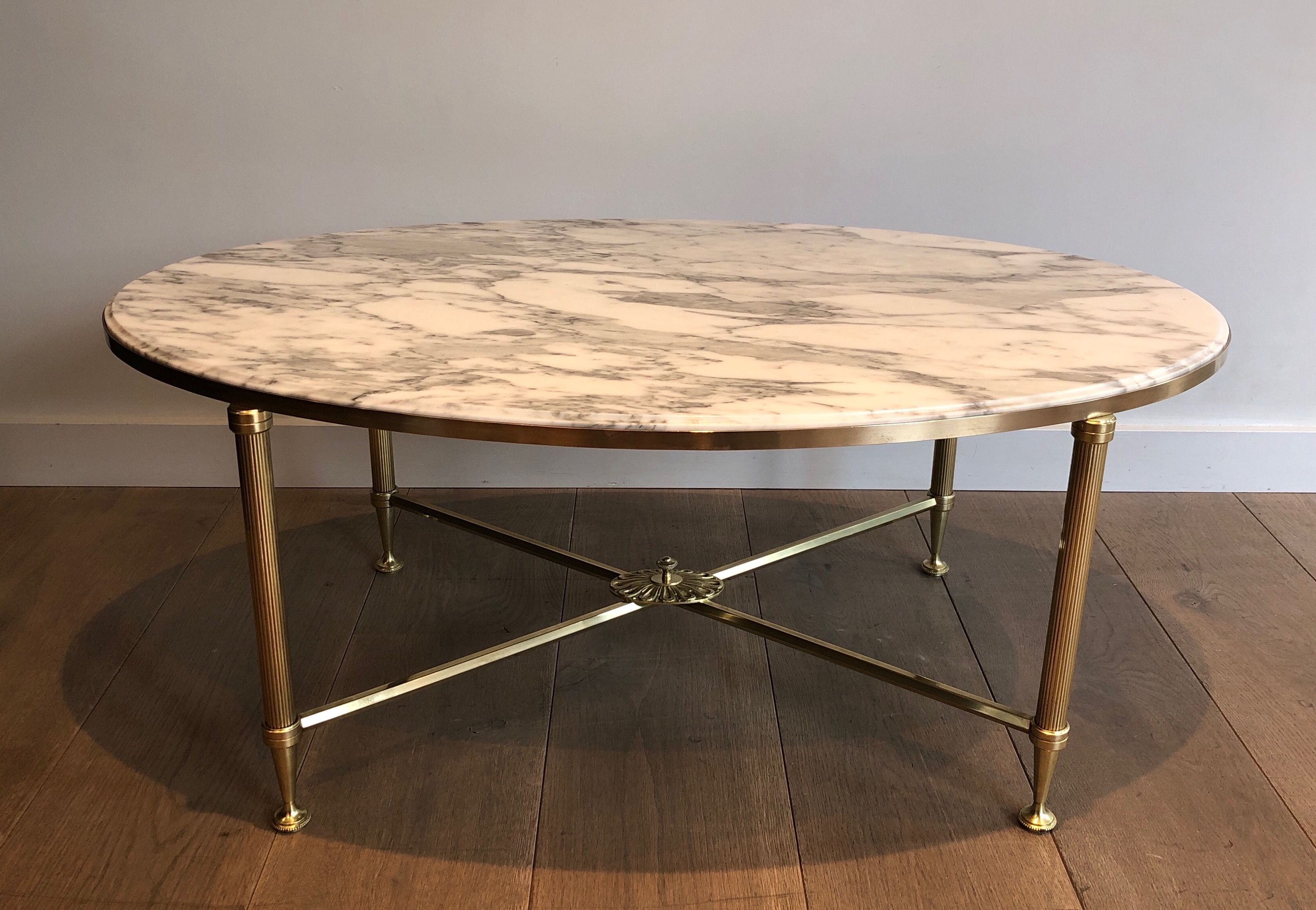 Table Basse Ovale de Style Néoclassique en laiton et Plateau de Marbre de Carrare de la Maison Jansen