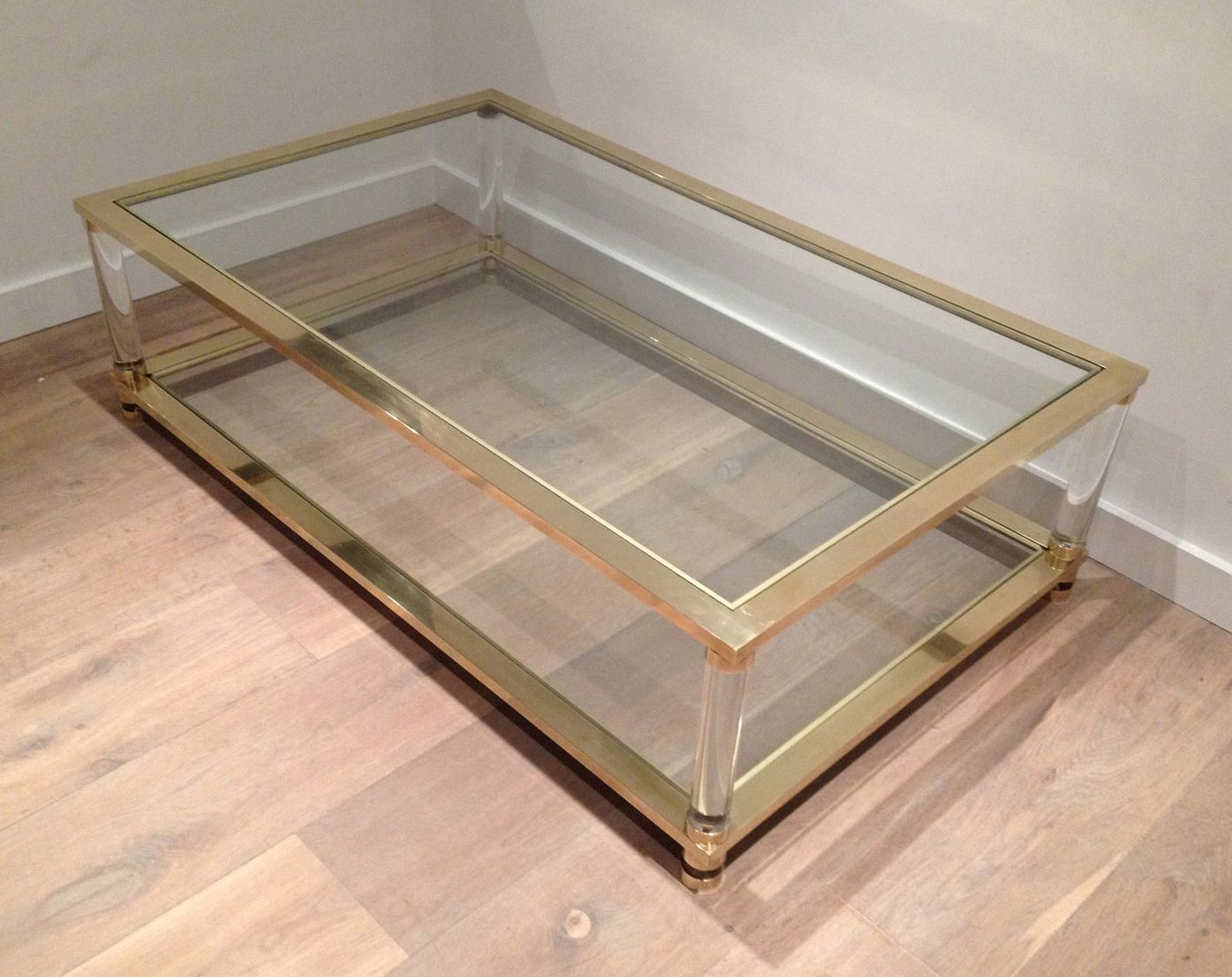 Importante Table Basse en Plexiglass et Laiton