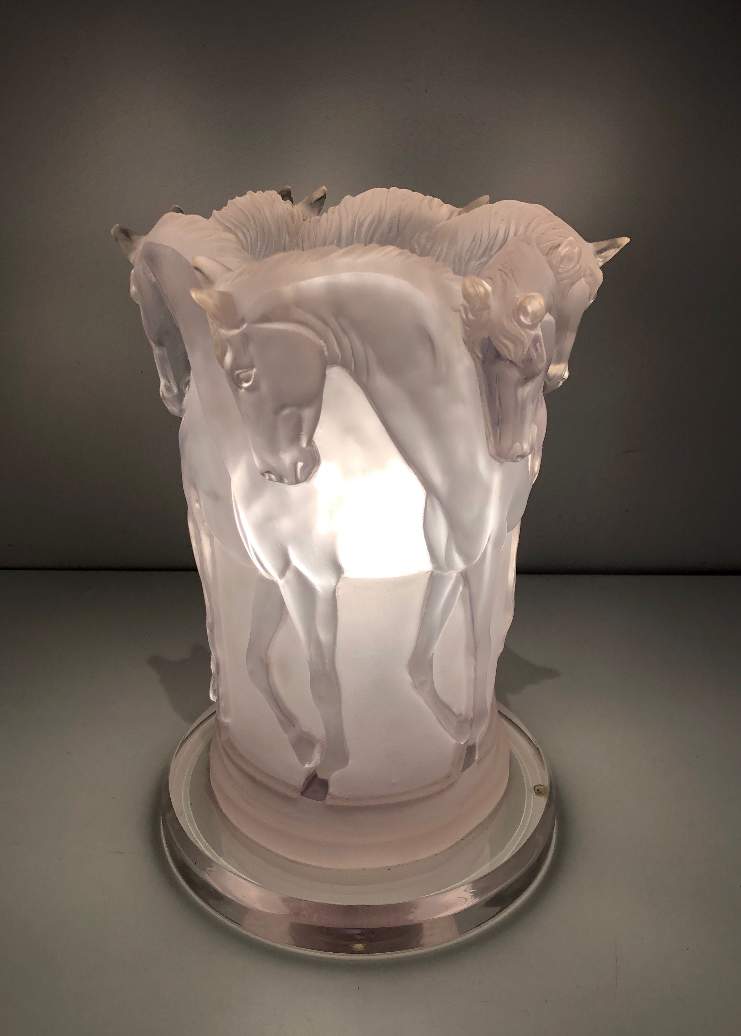 Lampe aux Chevaux en Plexiglass dans le Goût de Lalique