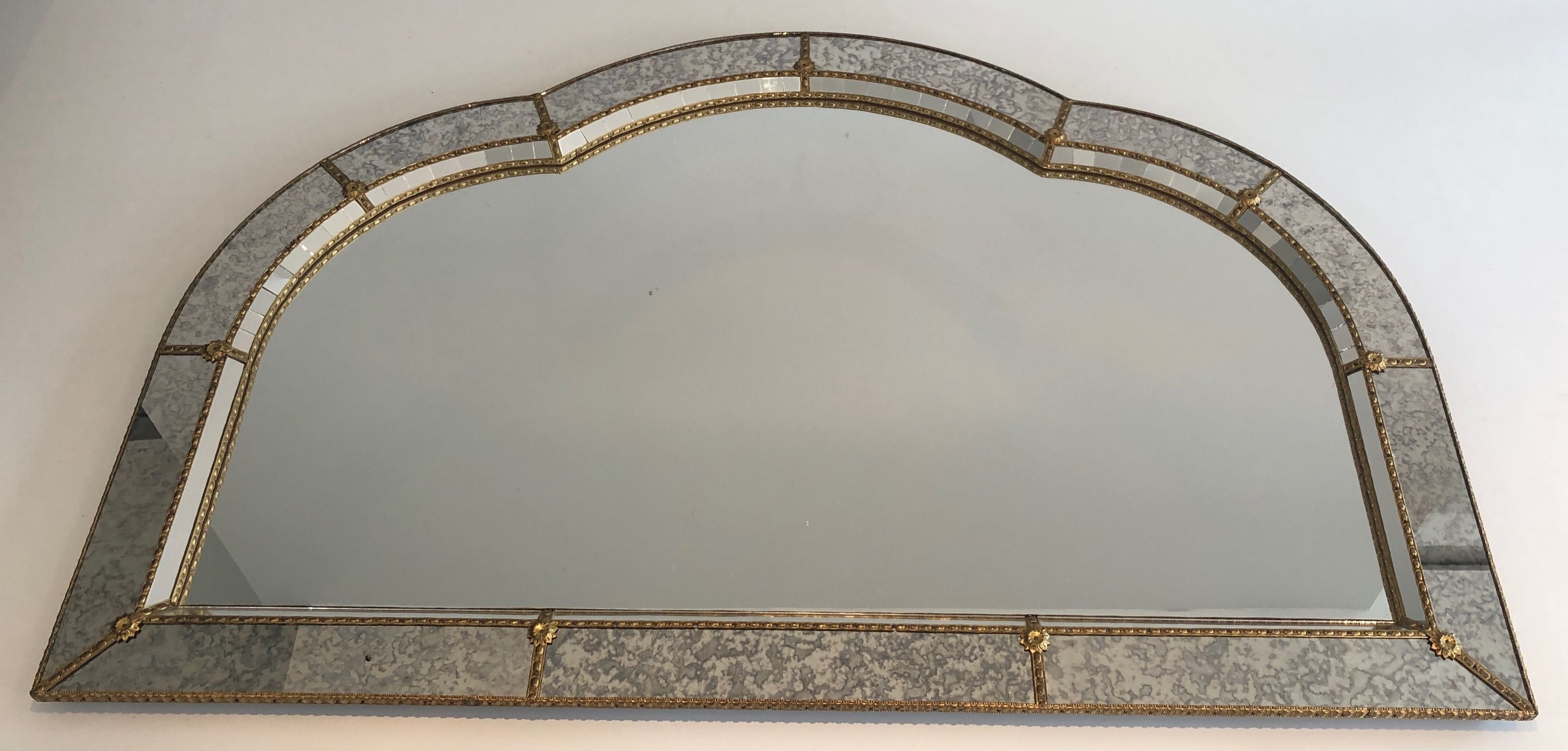 Large Miroir Multi-Facettes et Guirlandes de Laiton