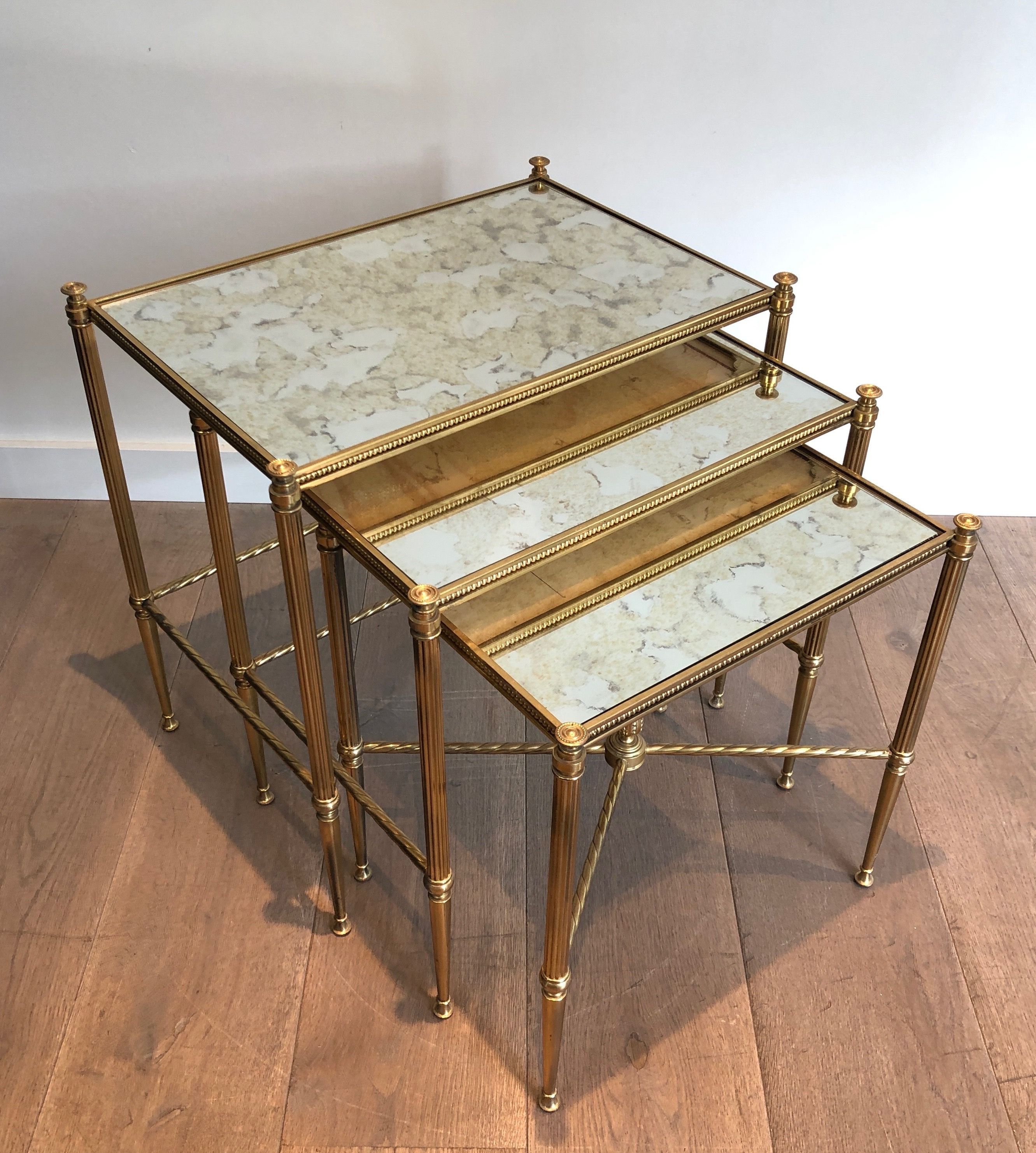 Suite de 3 Tables Gigognes en Laiton et Plateaux de Verre Antiques de la Maison Baguès