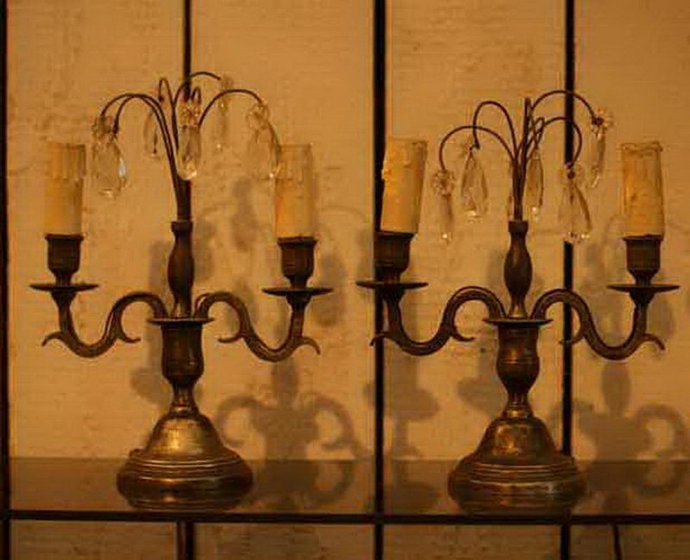 TL (193) Ancienne paire de girandolles en bronze et verre