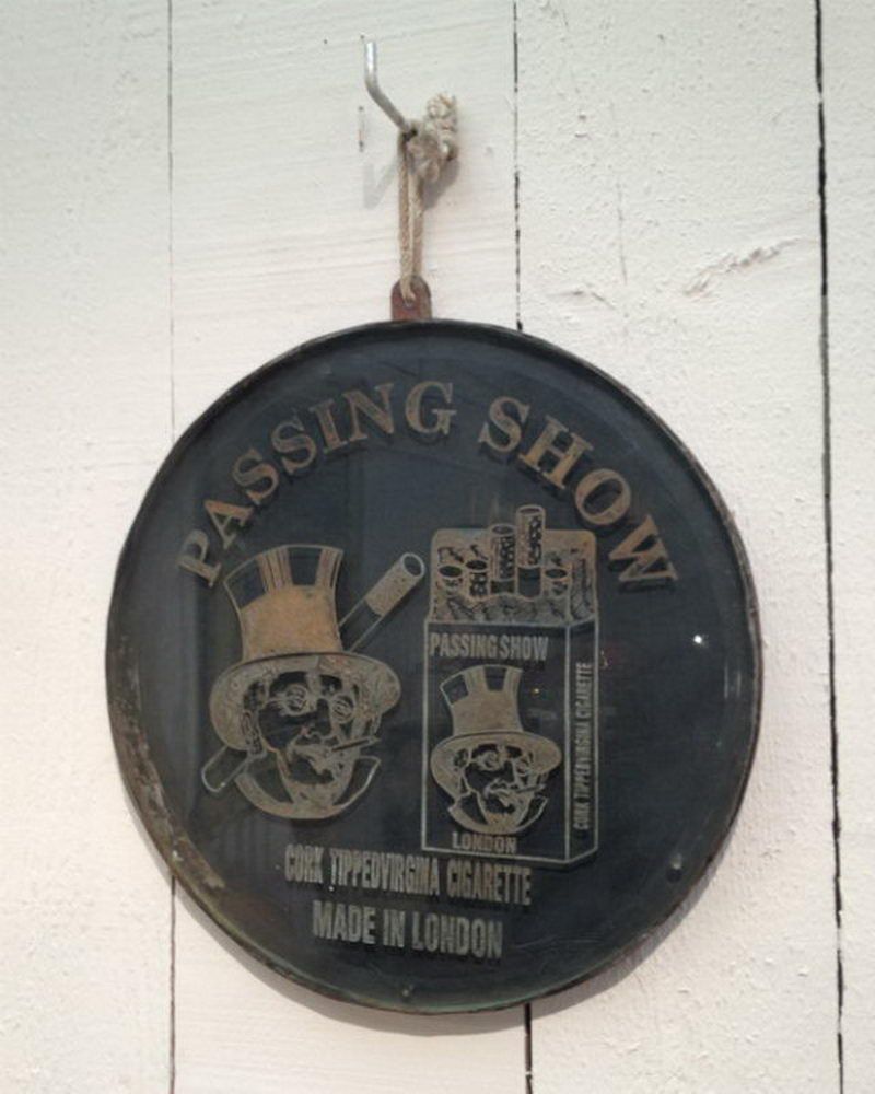 Rare enseigne en verre gravé sur métal d'un revendeur de cigarettes londonnien. Vers 1900