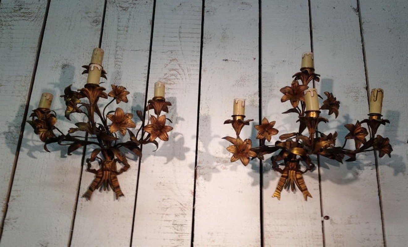 Nice pair of bronze and gild metal sconces with flowers and ruban. 3 lights. Circa 1900.