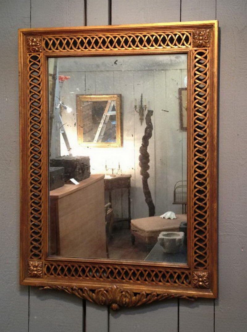 Miroir en bois sculpté doré. Vers 1920