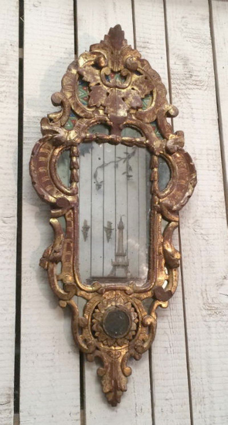 Beau Miroir Rocaille en Bois Doré. XVIIIème siècle